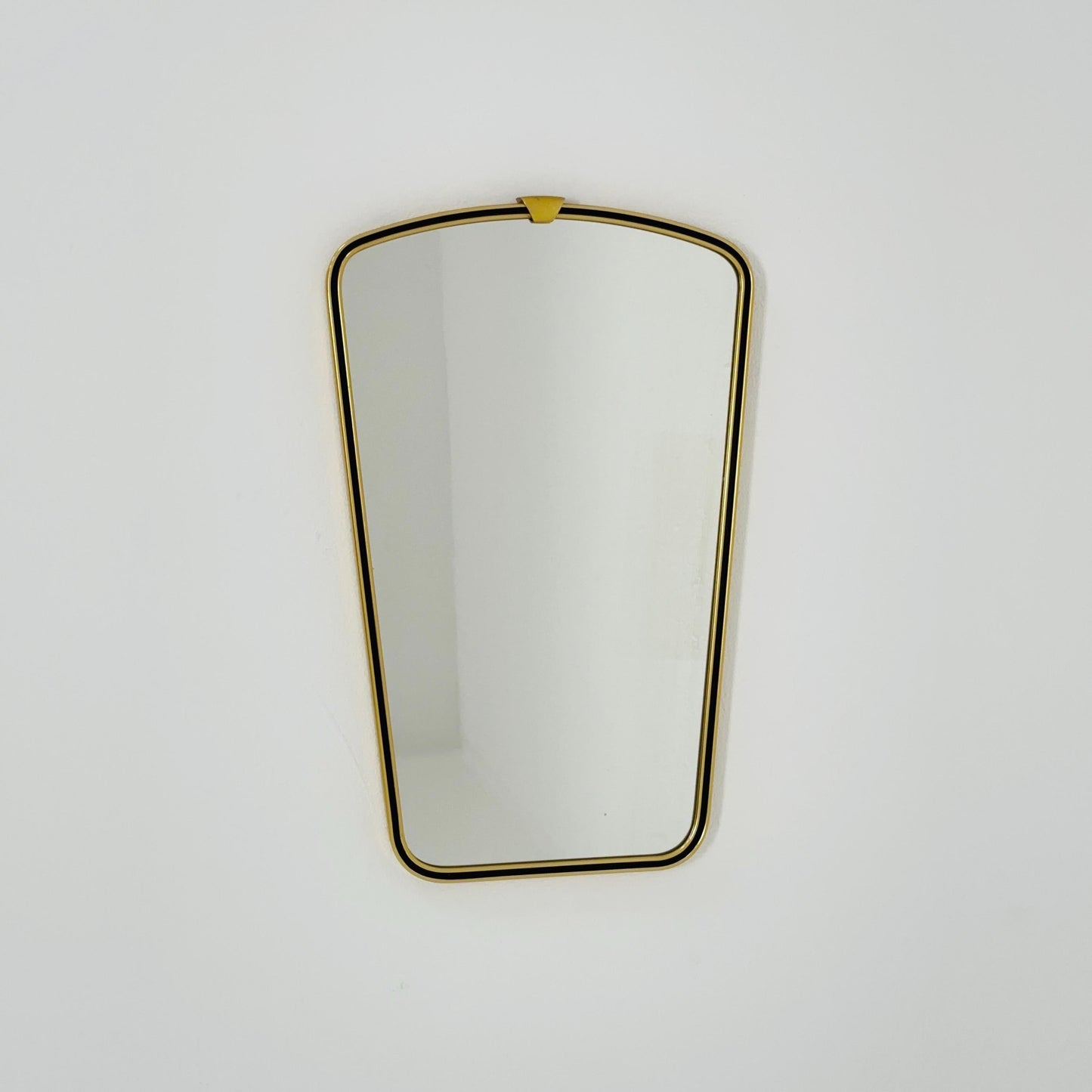 Mid century Original beautiful brass kidney wall mirror. 1960s Germany