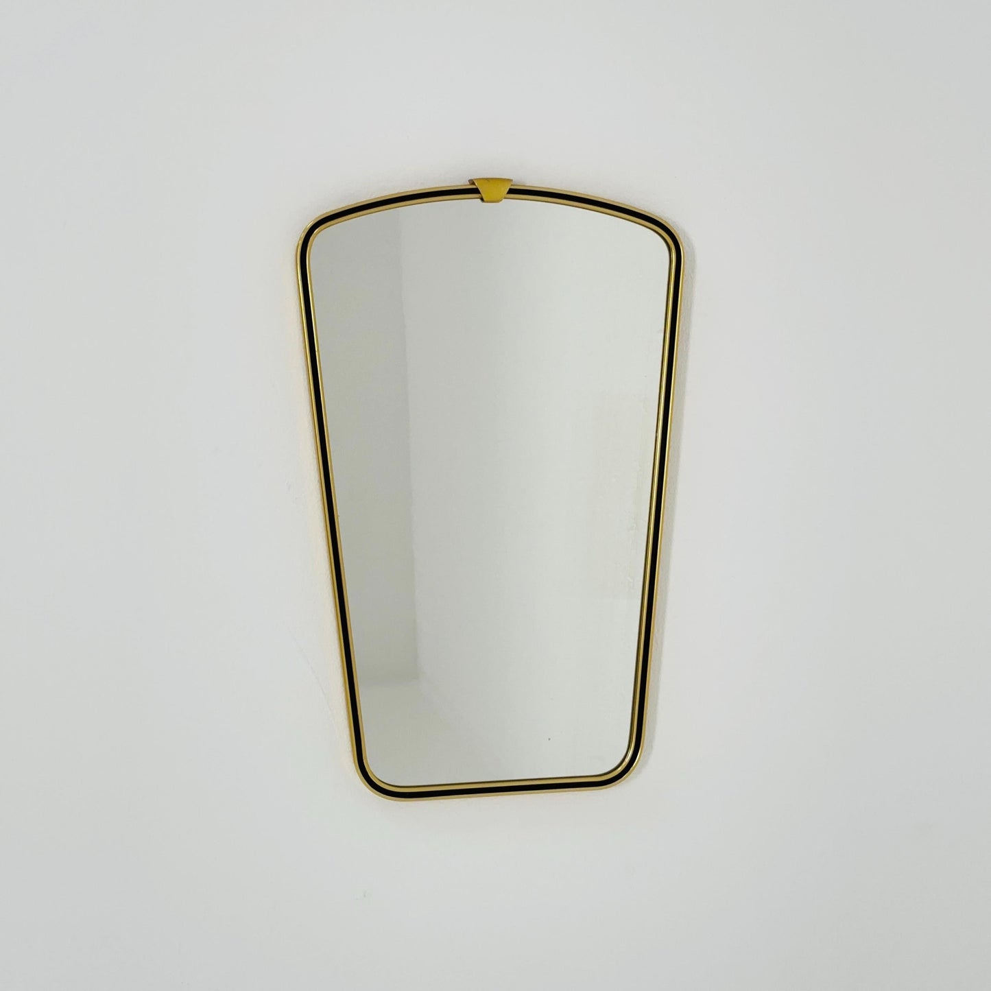 Mid century Original beautiful brass kidney wall mirror. 1960s Germany