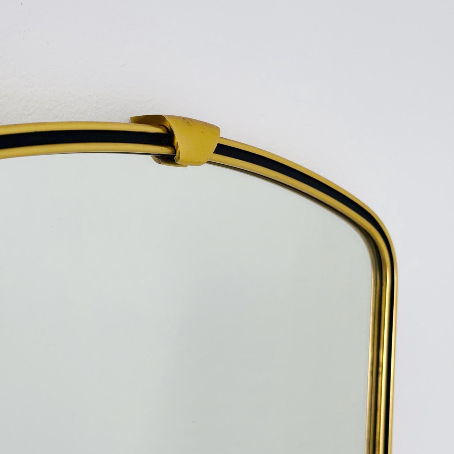 Mid century Original beautiful brass kidney wall mirror. 1960s Germany