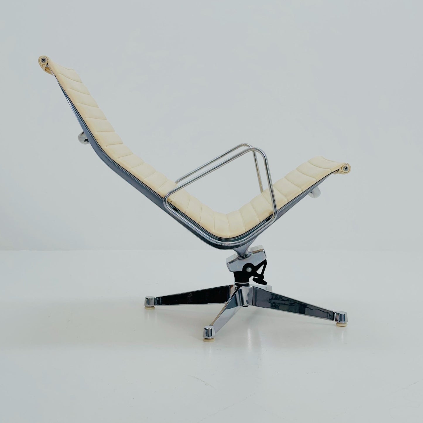 Mid Century Charles & Ray Eames EA 124 Aluminium Lounge Chair – Cream Leather Herman Miller, USA, 1980s
