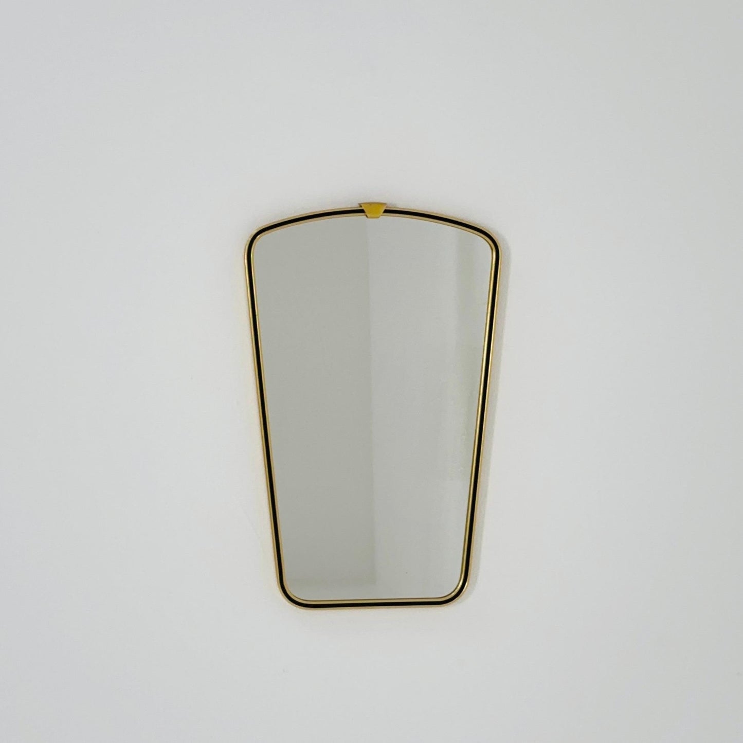 Mid century Original beautiful brass kidney wall mirror. 1960s Germany