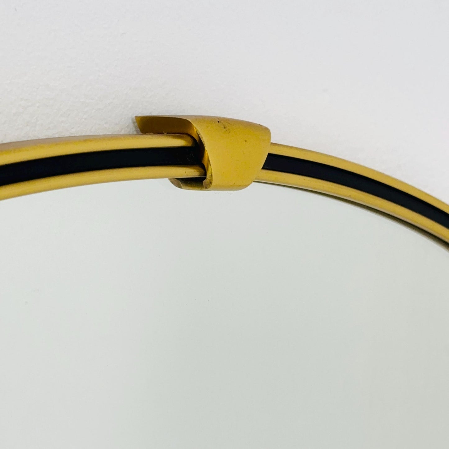 Mid century Original beautiful brass kidney wall mirror. 1960s Germany