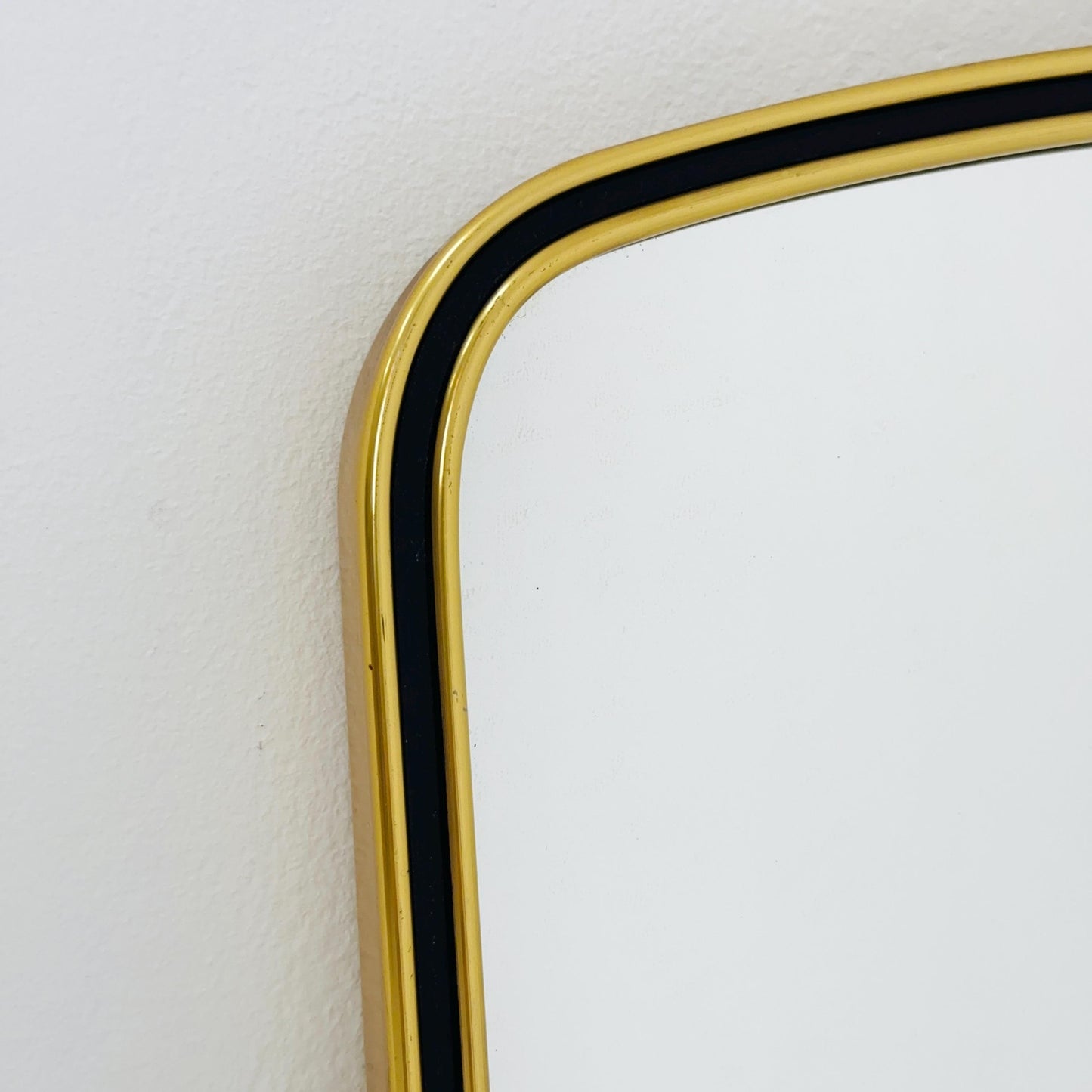 Mid century Original beautiful brass kidney wall mirror. 1960s Germany