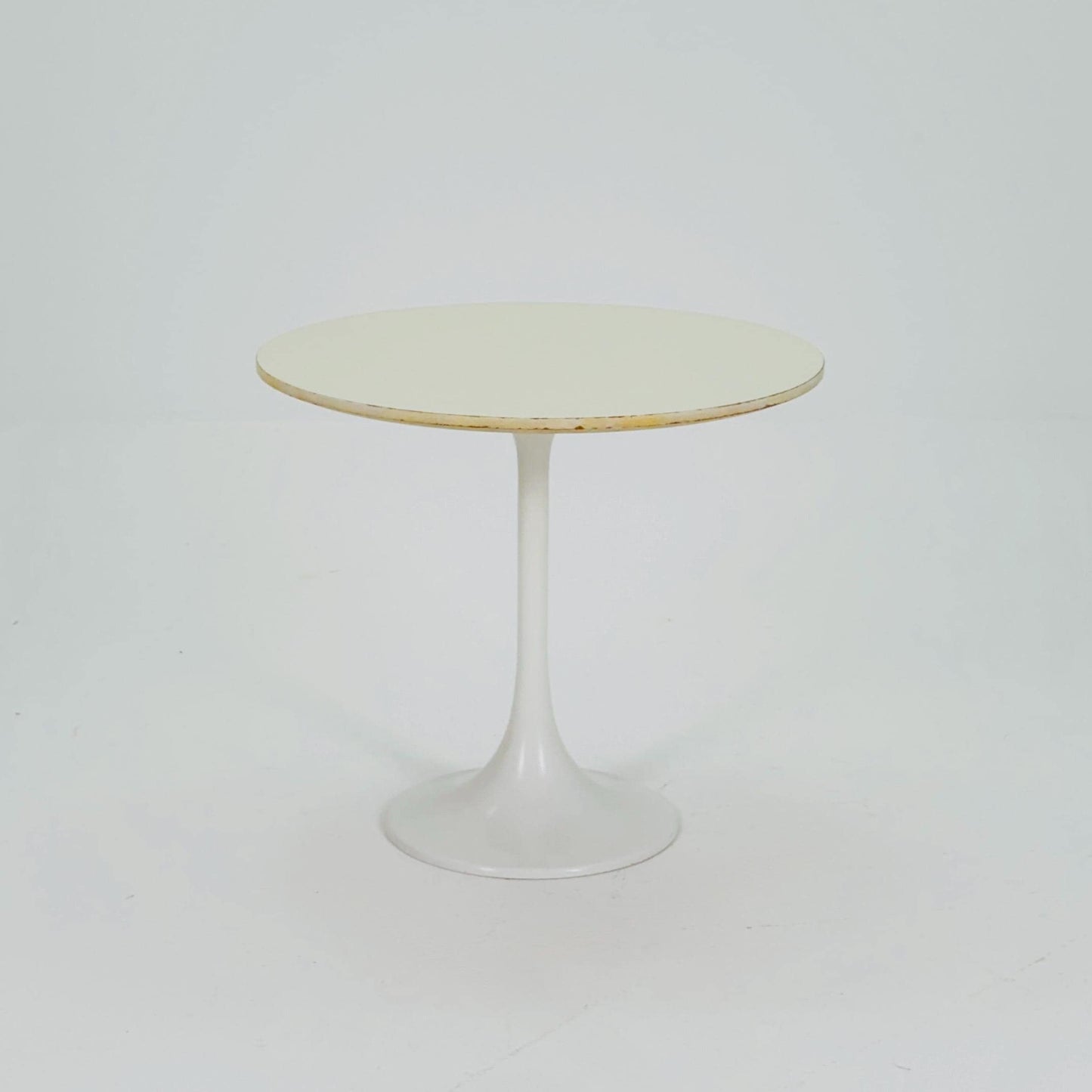 mid century Early Tulip Side Table by Eero Saarinen for Knoll International – White – 1970