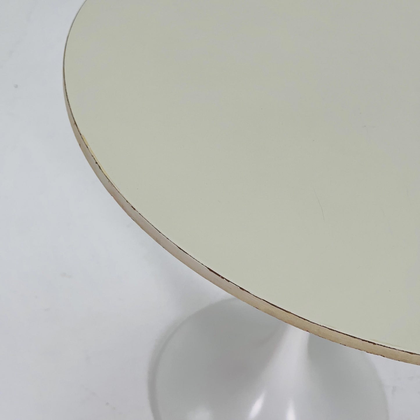 mid century Early Tulip Side Table by Eero Saarinen for Knoll International – White – 1970