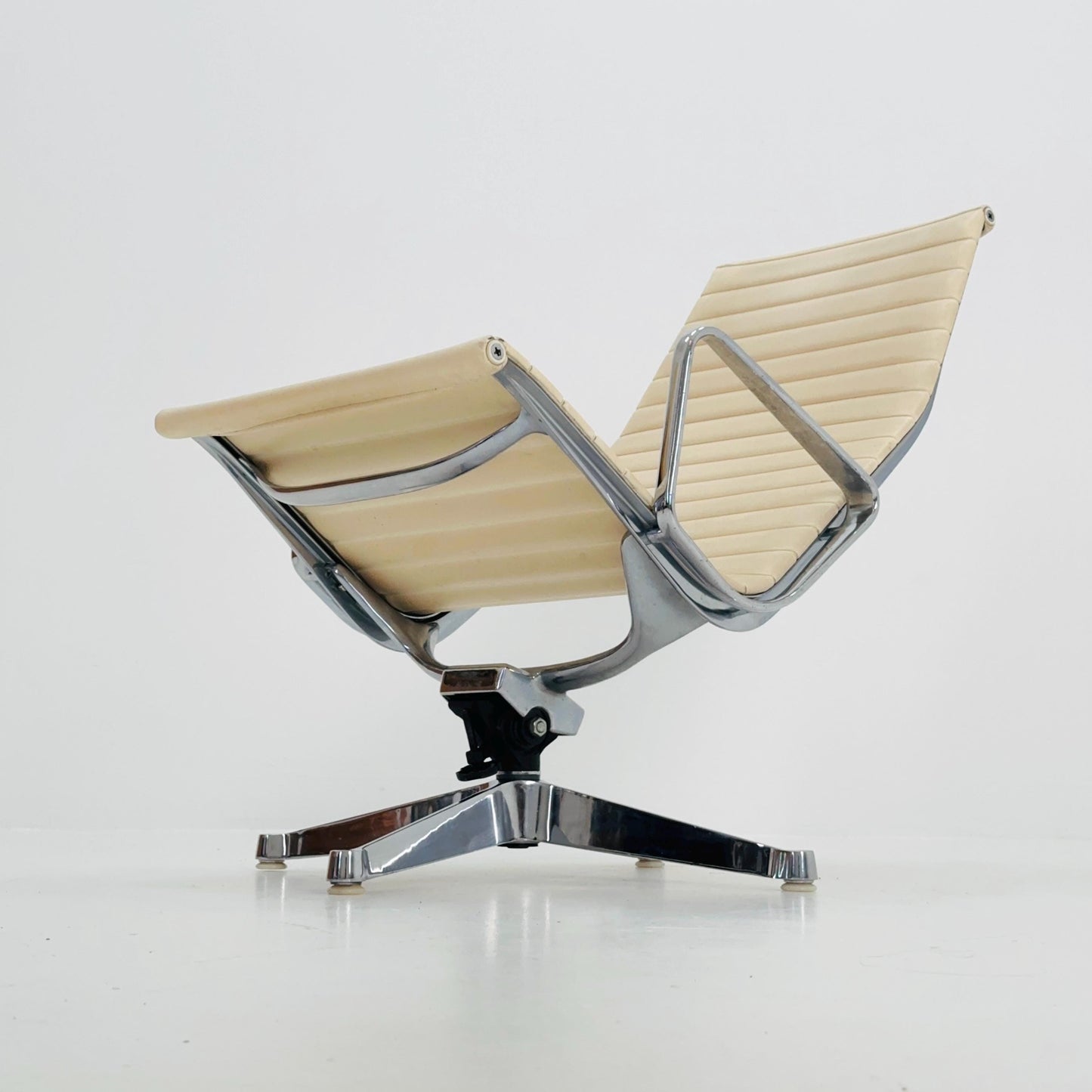 Mid Century Charles & Ray Eames EA 124 Aluminium Lounge Chair – Cream Leather Herman Miller, USA, 1980s