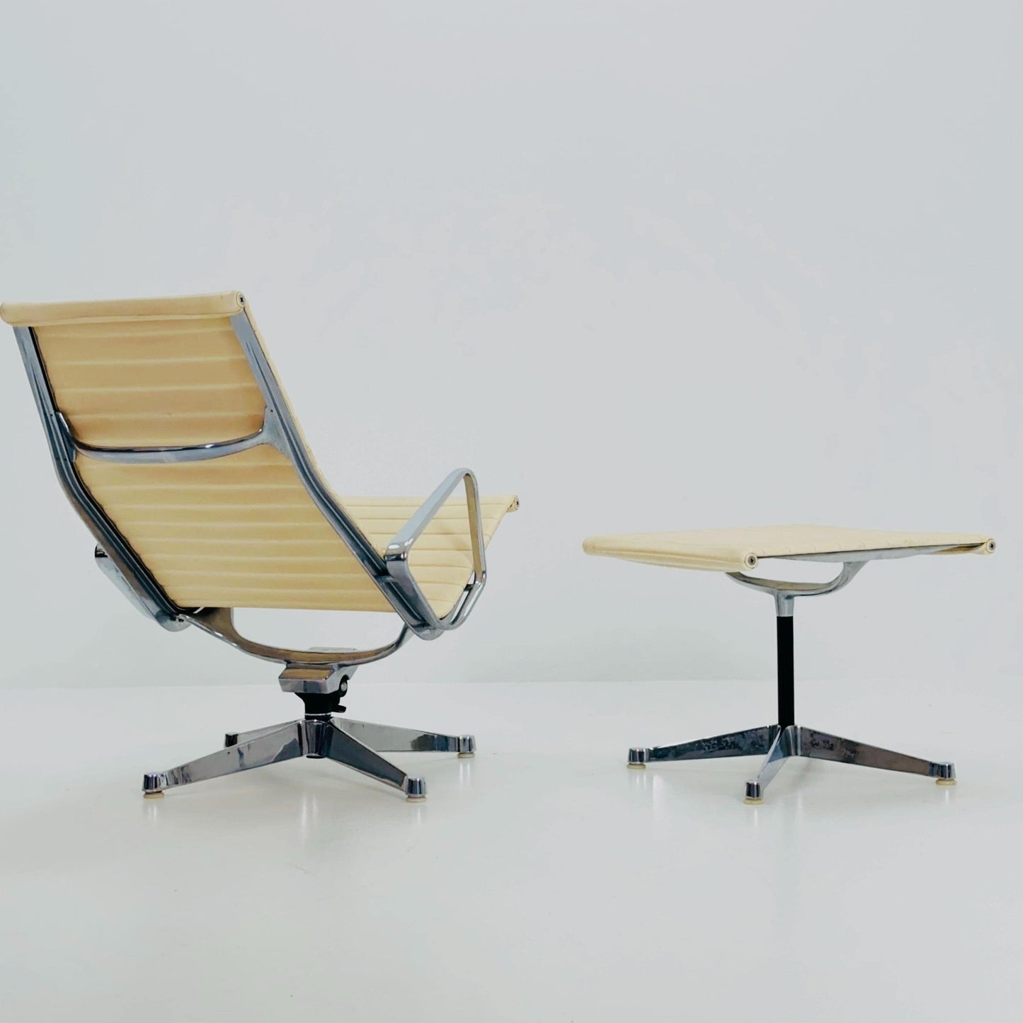 Mid Century Charles & Ray Eames EA 124 Aluminium Lounge Chair and Ottoman– Cream Leather Herman Miller, USA, 1980s
