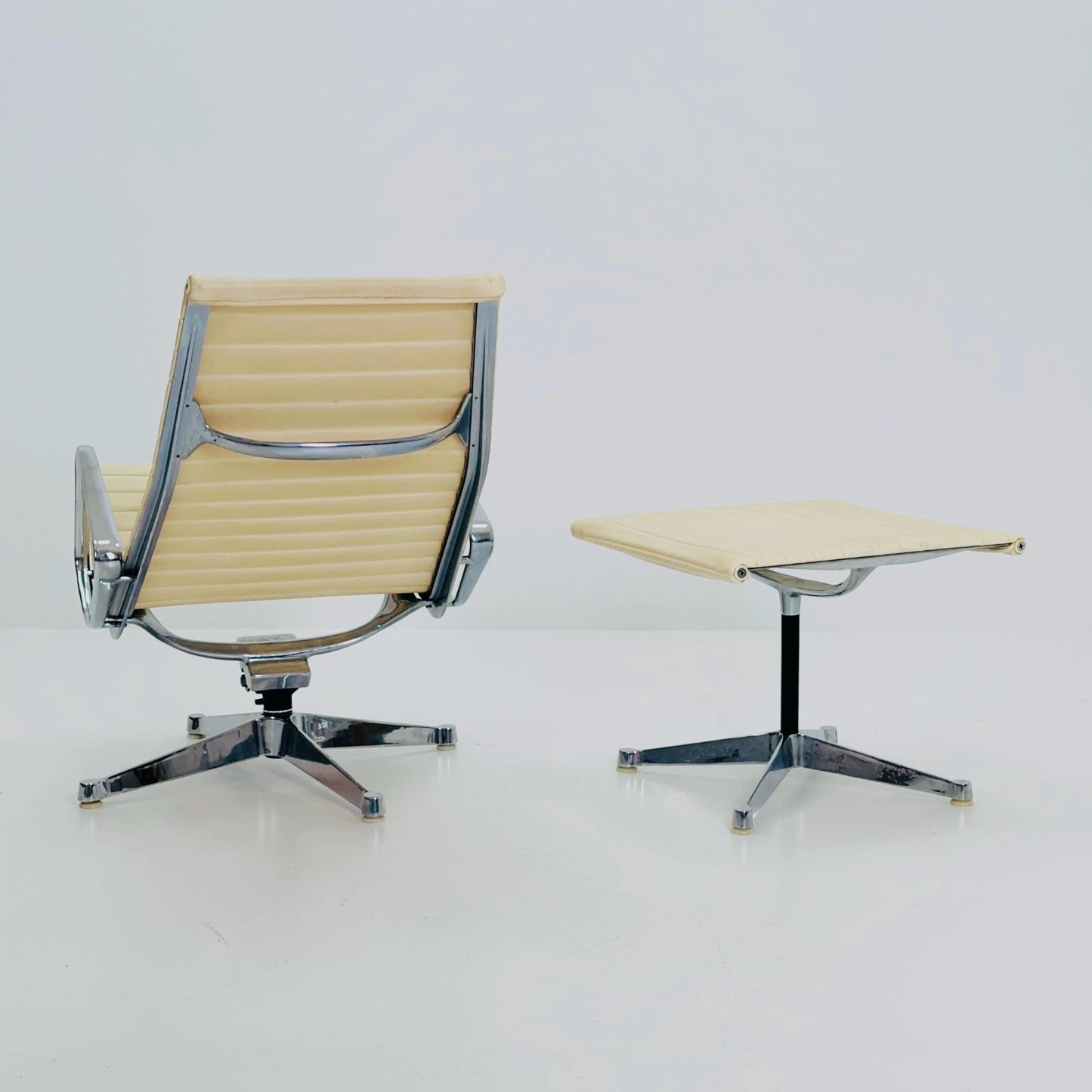 Mid Century Charles & Ray Eames EA 124 Aluminium Lounge Chair and Ottoman– Cream Leather Herman Miller, USA, 1980s