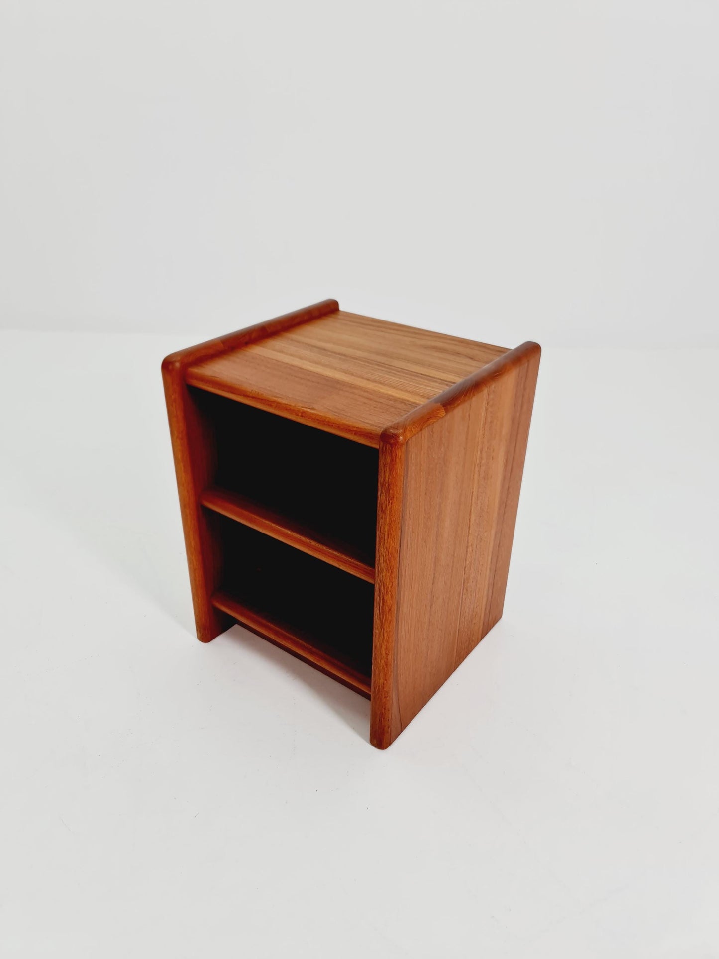 Vintage mid century danish sidetable in solid teak/nightstand By Dyrlund , 1960s