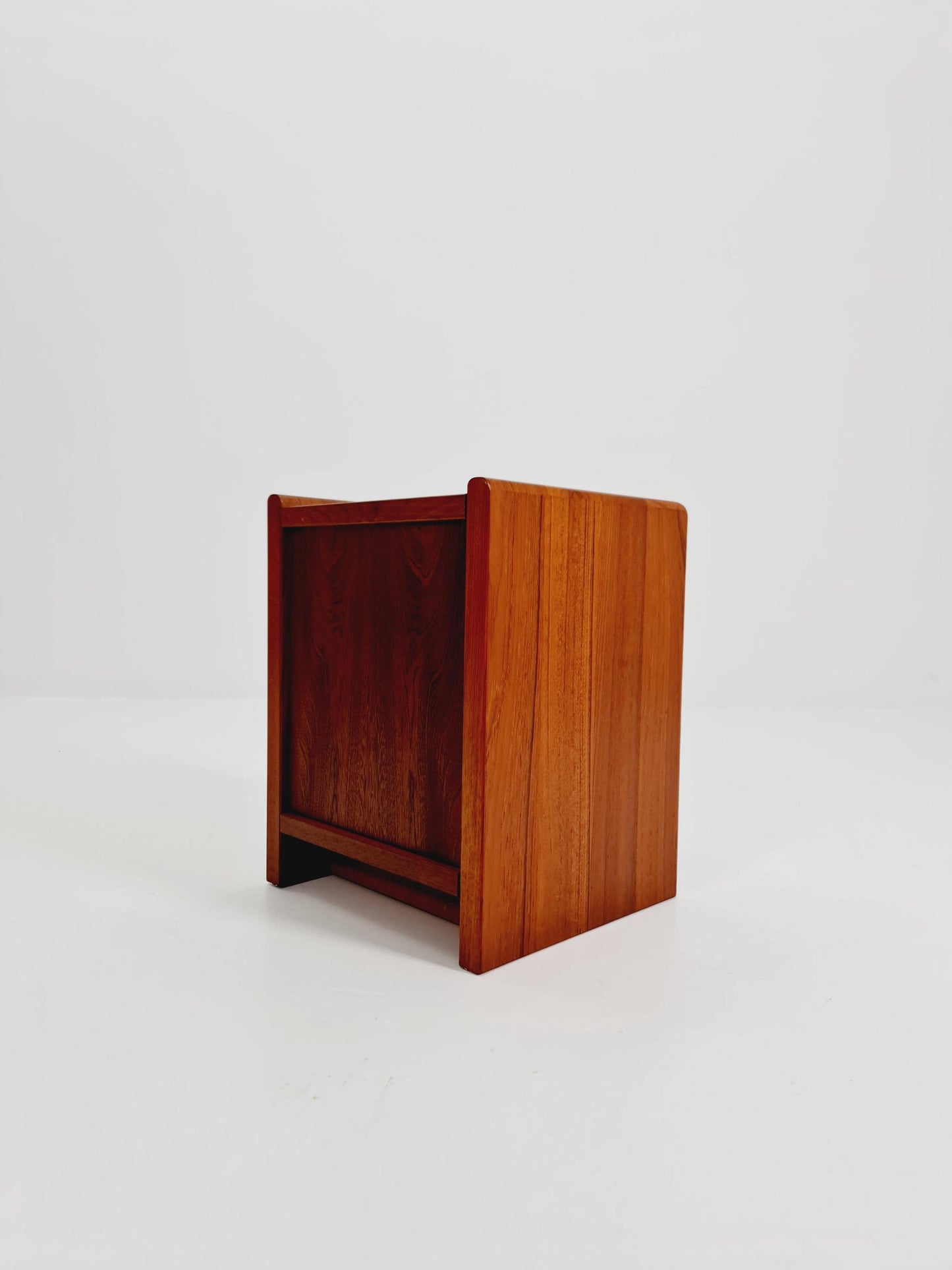 Vintage mid century danish sidetable in solid teak/nightstand By Dyrlund , 1960s