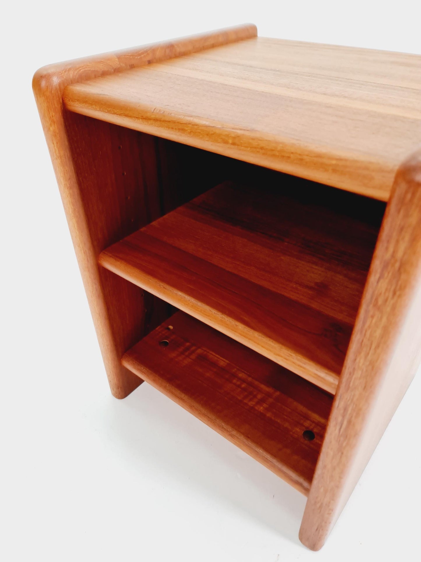 Vintage mid century danish sidetable in solid teak/nightstand By Dyrlund , 1960s