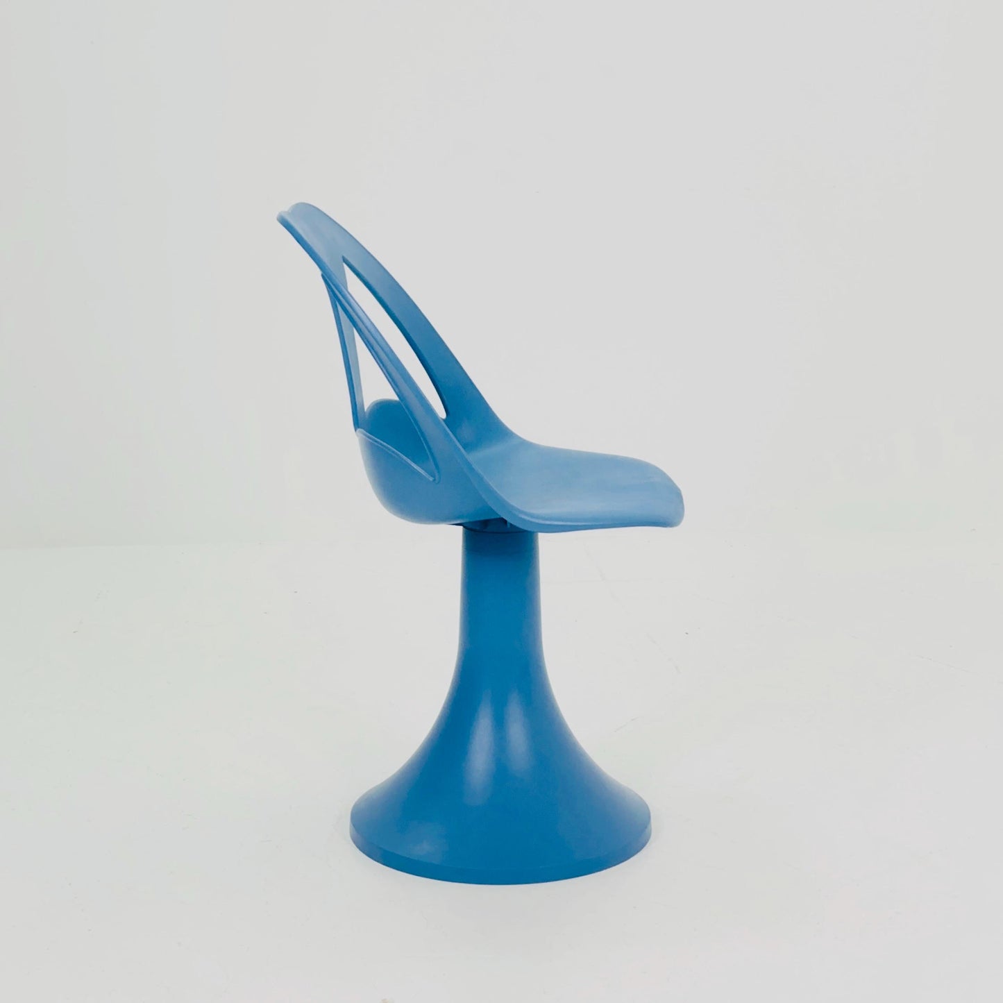 Mid-Century Space Age Tulip Chair in White | French Design, 1970s