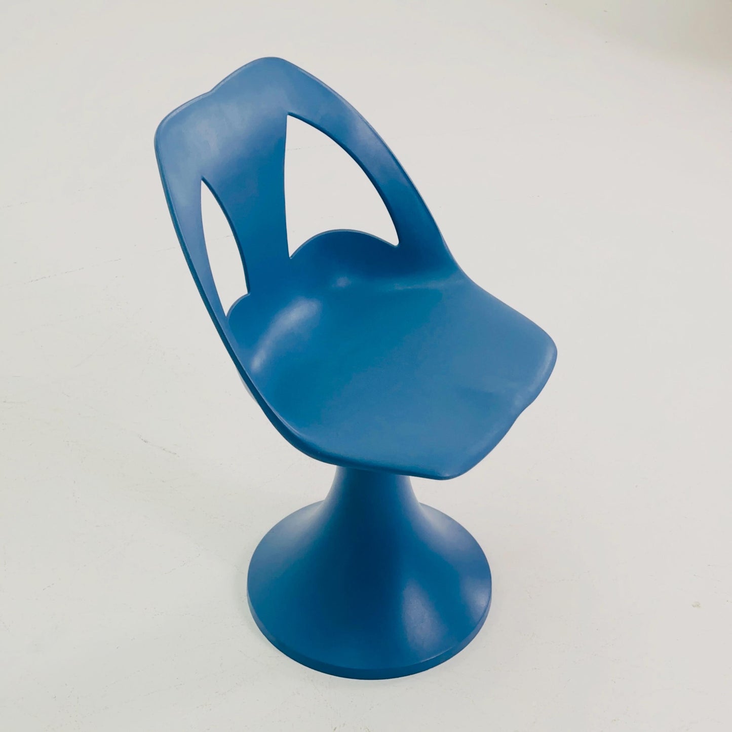 Mid-Century Space Age Tulip Chair in White | French Design, 1970s
