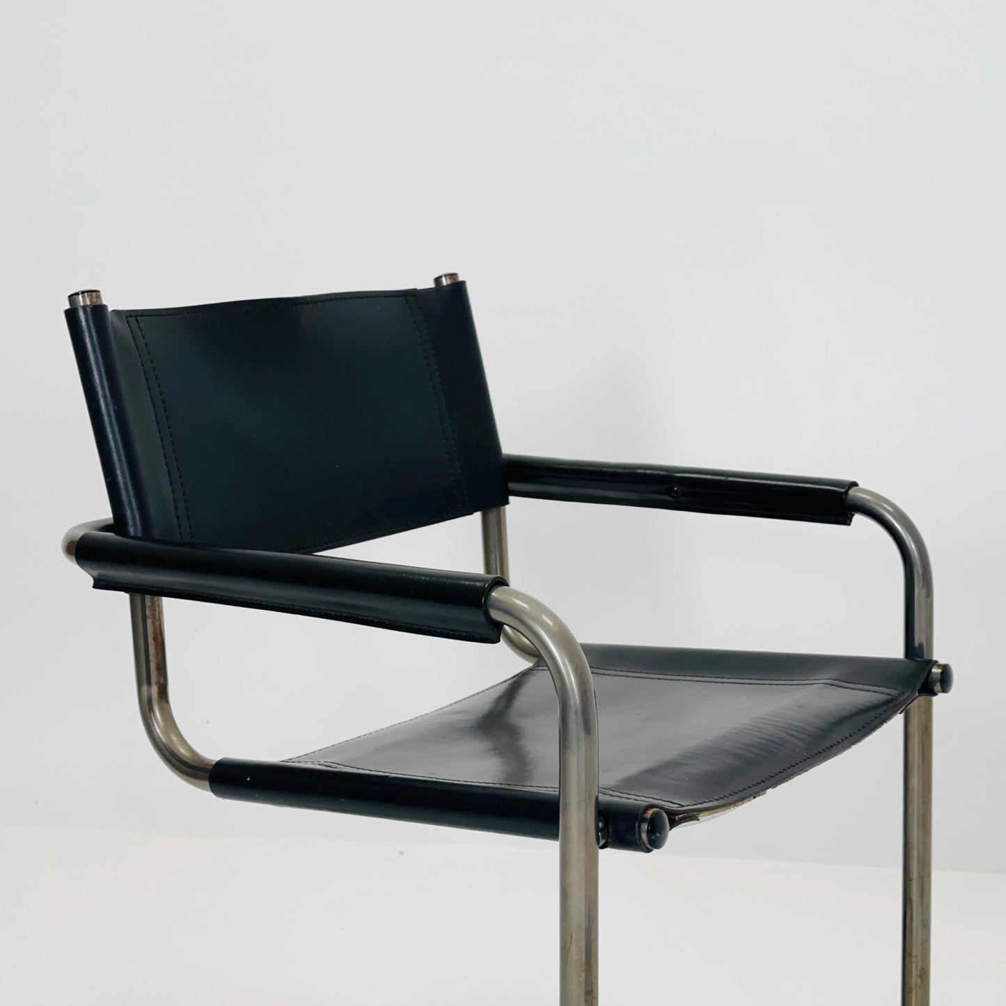 Set of 2 Mid century Bauhaus B34 black leather cantilevered chairs by Mart Stam for Jox Interni italy 1980s