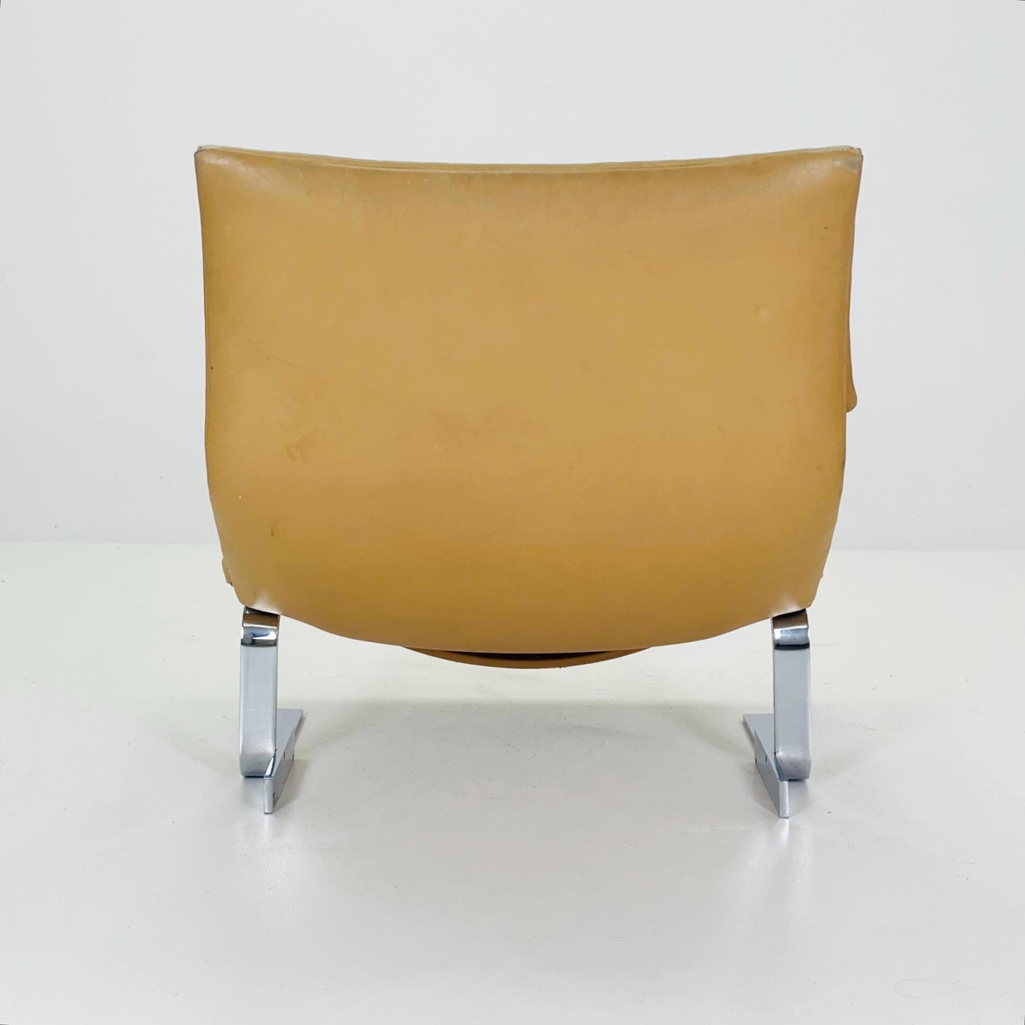 1 of 2 Mid-Century “Wave” Tan leather Lounge Chairs by Giovanni Offredi for Saporiti Italy, 1970s