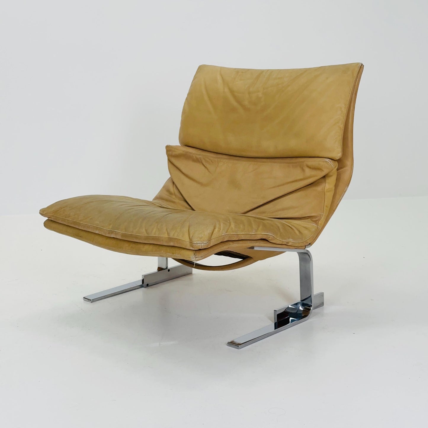 1 of 2 Mid-Century “Wave” Tan leather Lounge Chairs by Giovanni Offredi for Saporiti Italy, 1970s