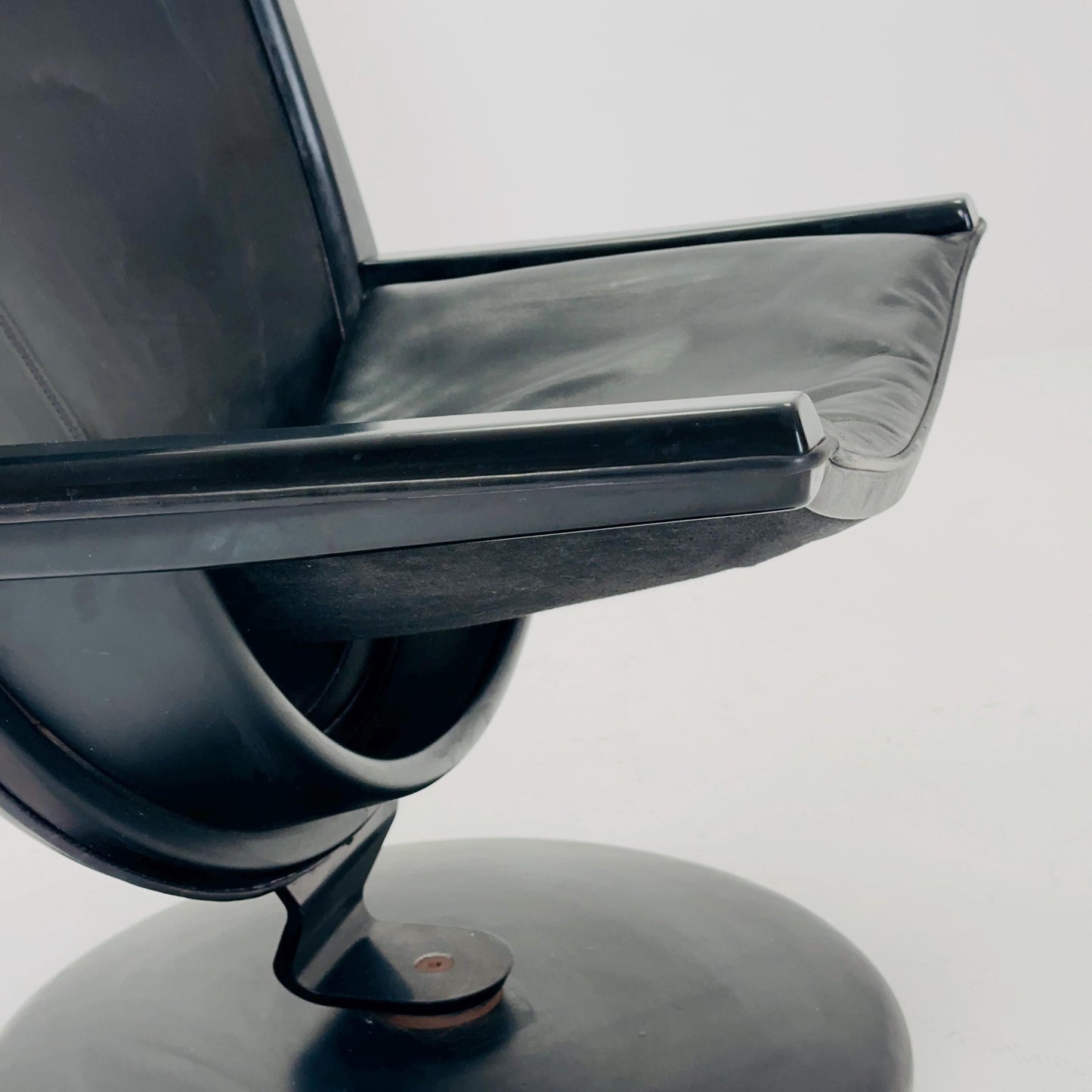 mid century modern black leather lounge chair by Ingmar Relling for Westnofa, 1980s Norway