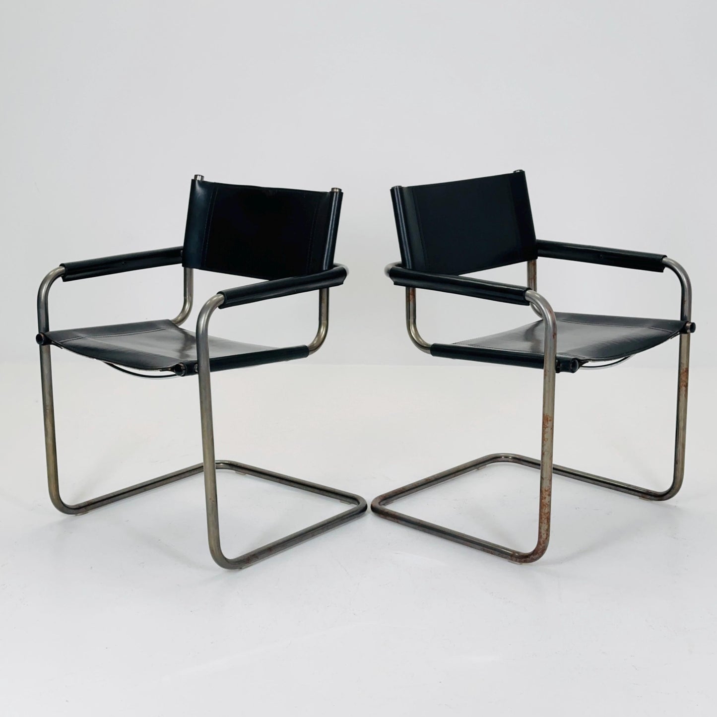 Set of 2 Mid century Bauhaus B34 black leather cantilevered chairs by Mart Stam for Jox Interni italy 1980s