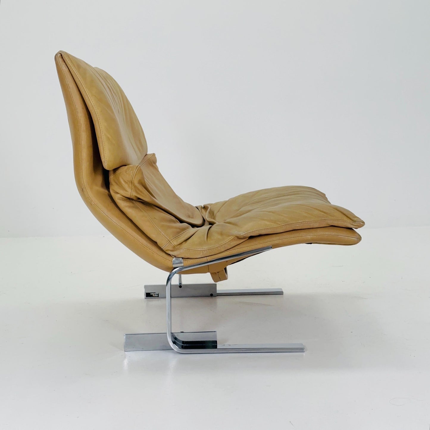 1 of 2 Mid-Century “Wave” Tan leather Lounge Chairs by Giovanni Offredi for Saporiti Italy, 1970s