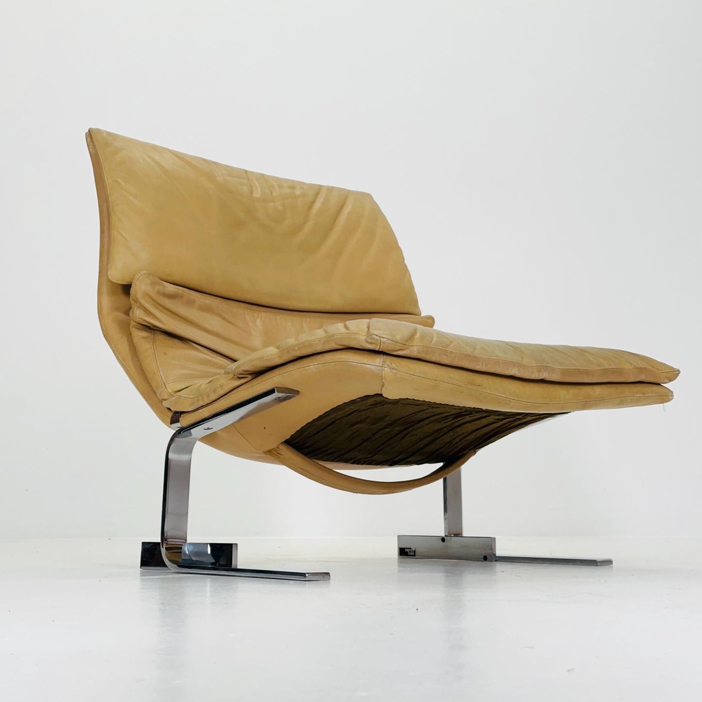 1 of 2 Mid-Century “Wave” Tan leather Lounge Chairs by Giovanni Offredi for Saporiti Italy, 1970s
