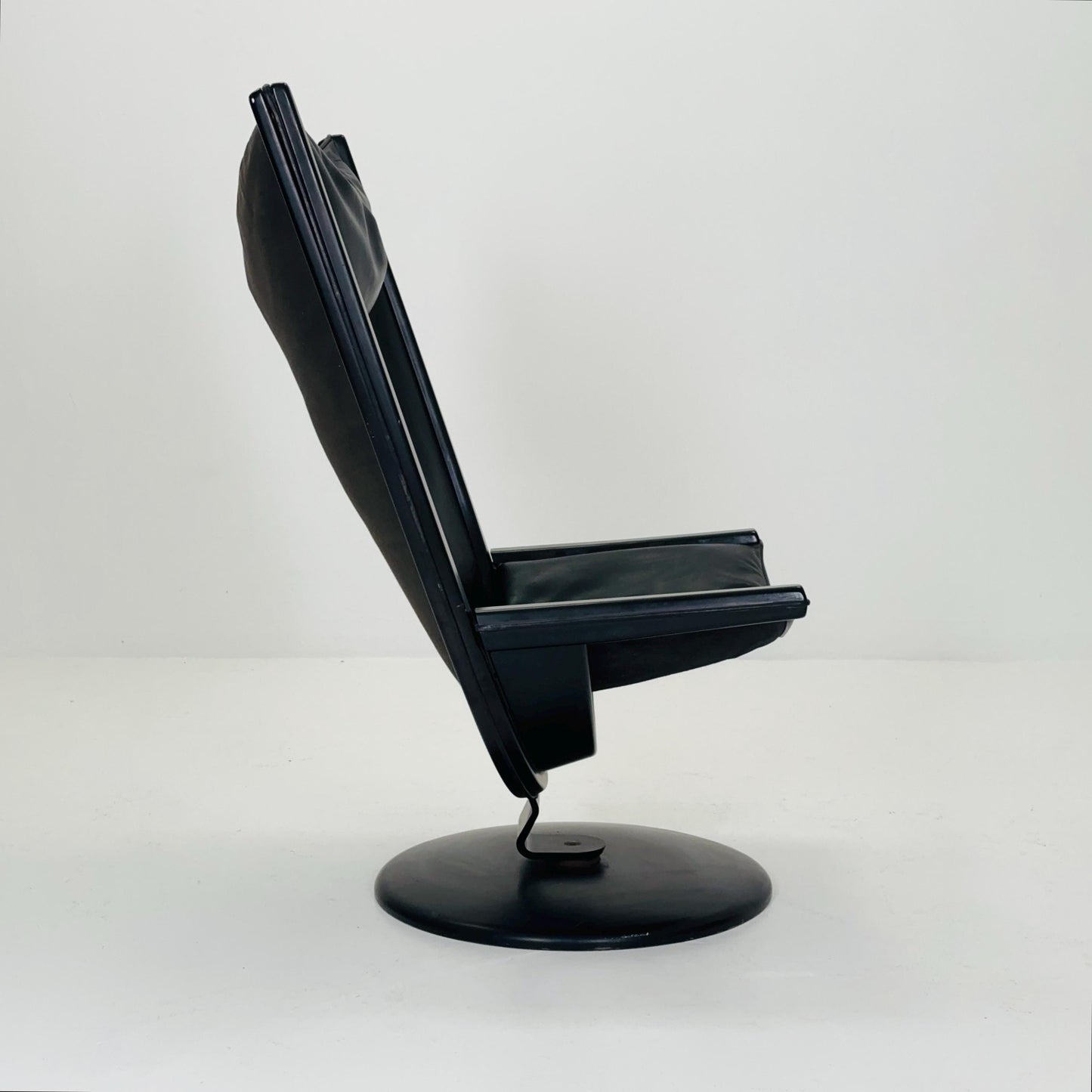 mid century modern black leather lounge chair by Ingmar Relling for Westnofa, 1980s Norway