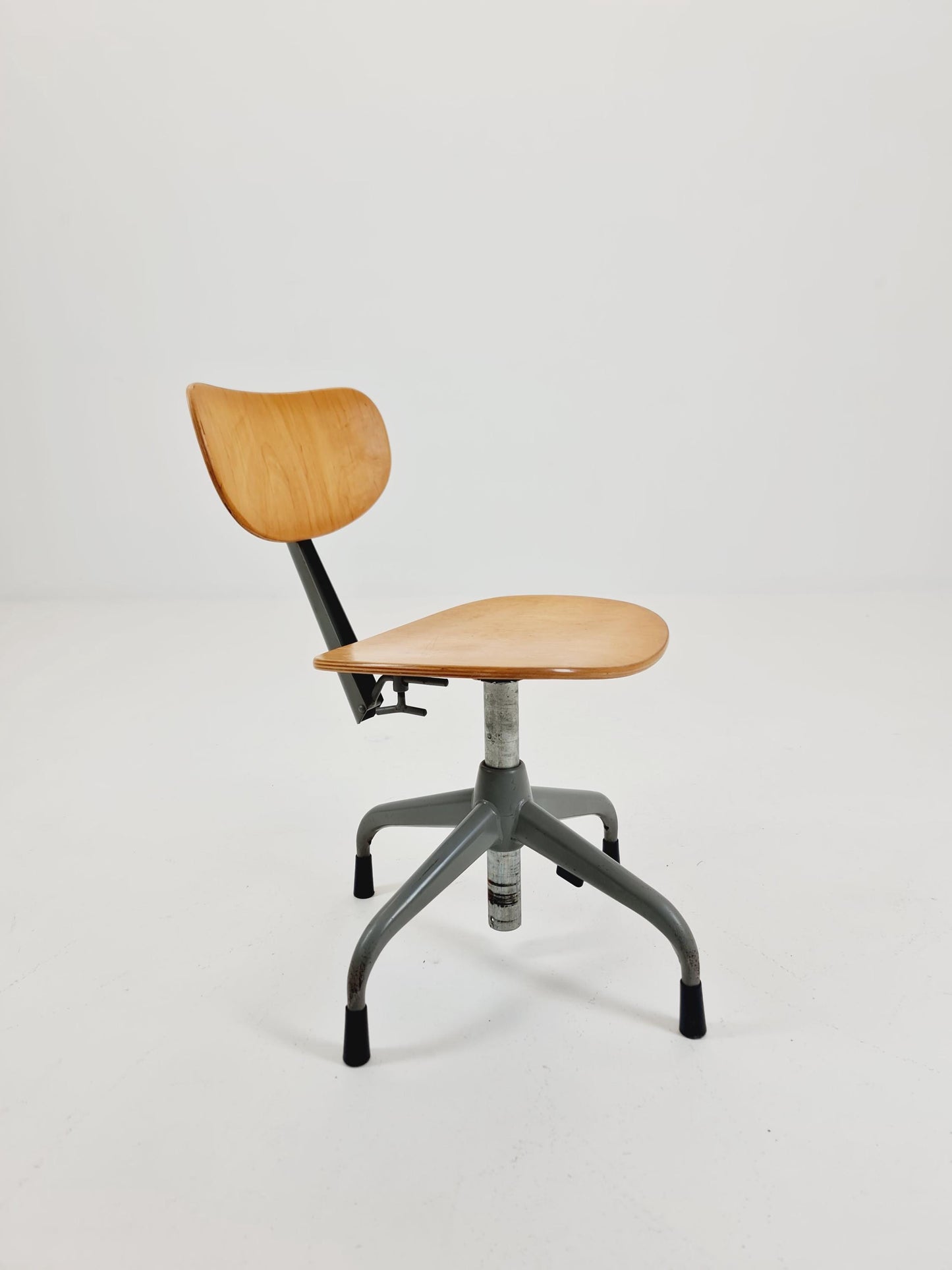 Bauhaus Swedish swivel office chair in solid wood By Verkstads Lindqvist Motala ,1930s