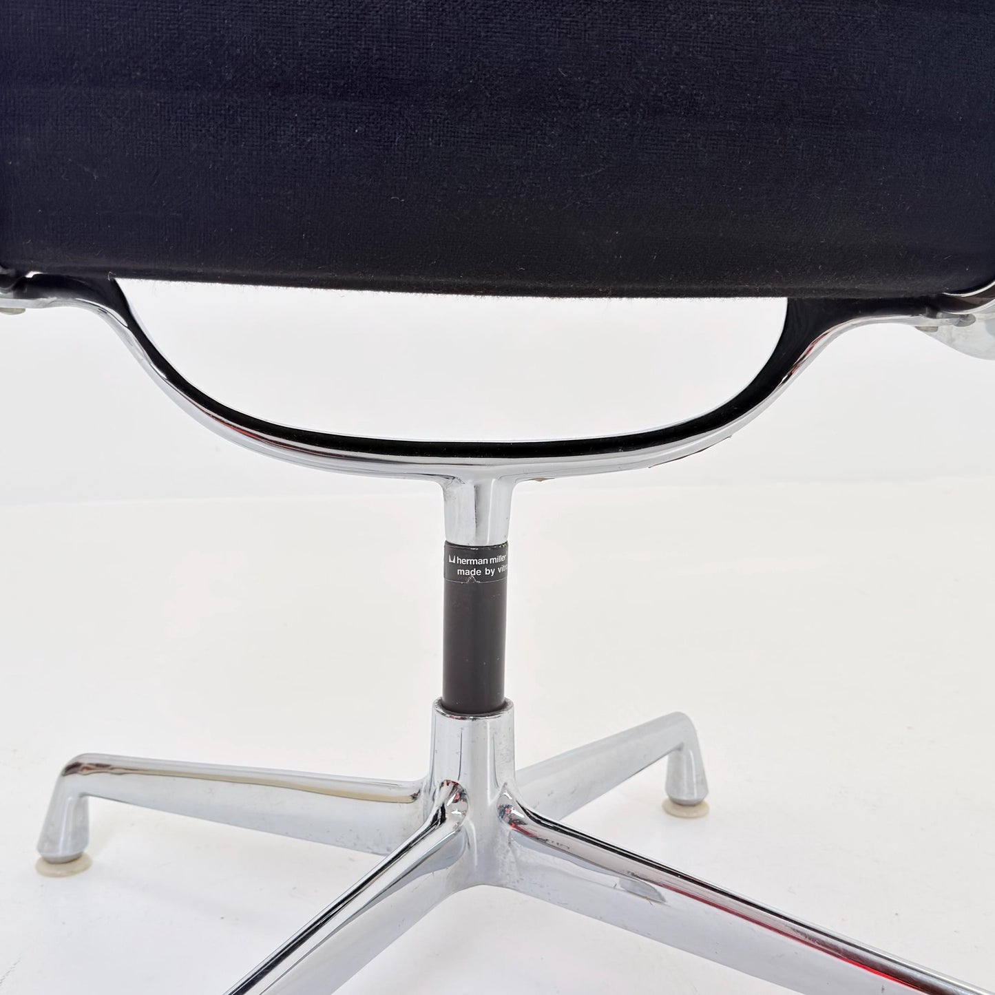 Mid-Century EA 107 Aluminum Chair by Charles & Ray Eames for Herman Miller | Swivel Armchair | Black Fabric | 1980s