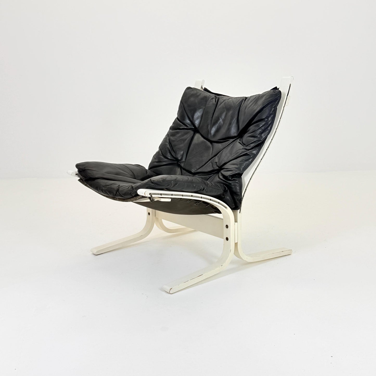 Mid-Century Norwegian Siesta Chair | Black Leather & White Frame | Ingmar Relling for Westnofa, 1960s
