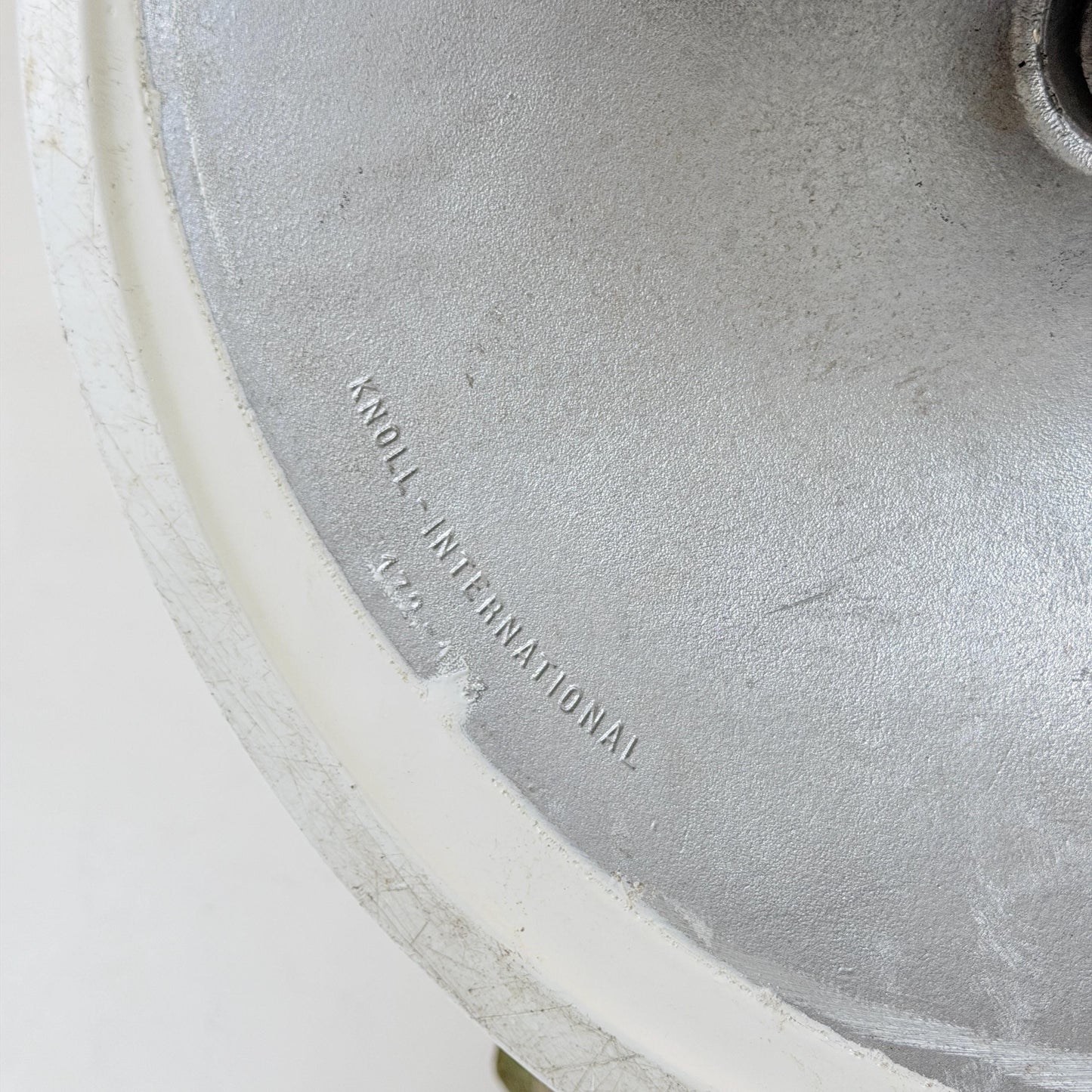 Mid Century white Tulip Coffee - side Table by Eero Saarinen for Knoll International 1960s