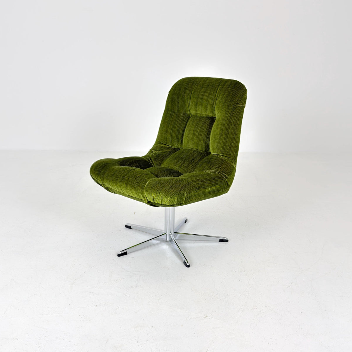 Mid-Century Green Retro Lounge Chair — Swivel Velvet Armchair, Germany, 1980s