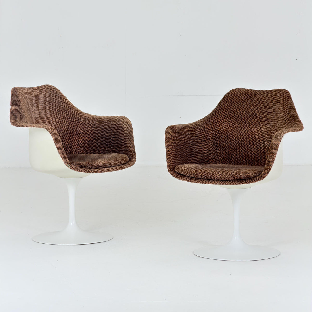 Classic Tulip dining chairs designed by Eero Saarinen for Knoll International 1970s
