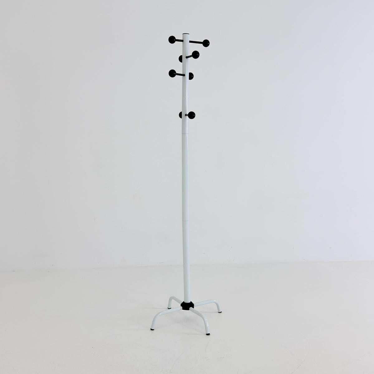 Mid century Coat Rack – Black & White Space Age Design, 1970s by Artifort Netherlands