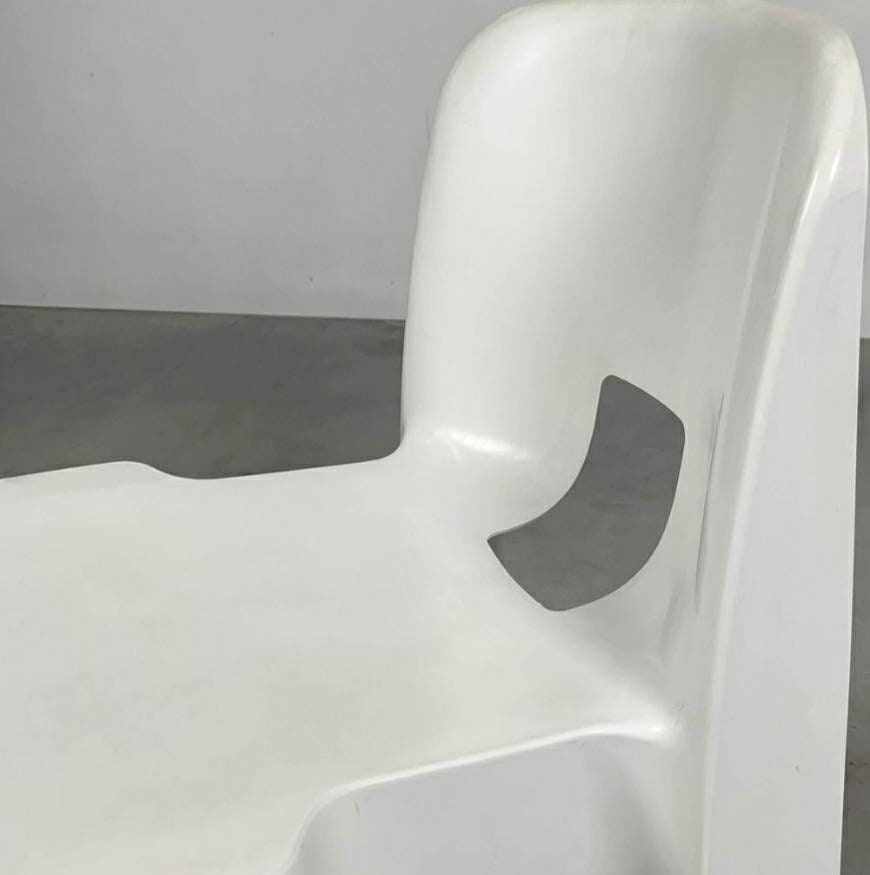 white model 4867 Universale plastic chair,designed in 1965 by Joe Colombo and manufactured by Kartell Italy. 