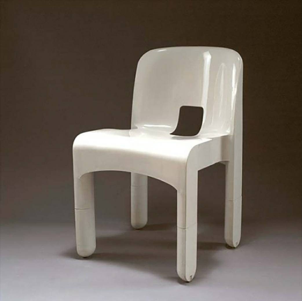 white model 4867 Universale plastic chair,designed in 1965 by Joe Colombo and manufactured by Kartell Italy. 