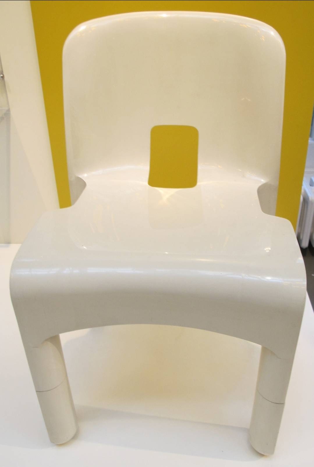 white model 4867 Universale plastic chair,designed in 1965 by Joe Colombo and manufactured by Kartell Italy. 
