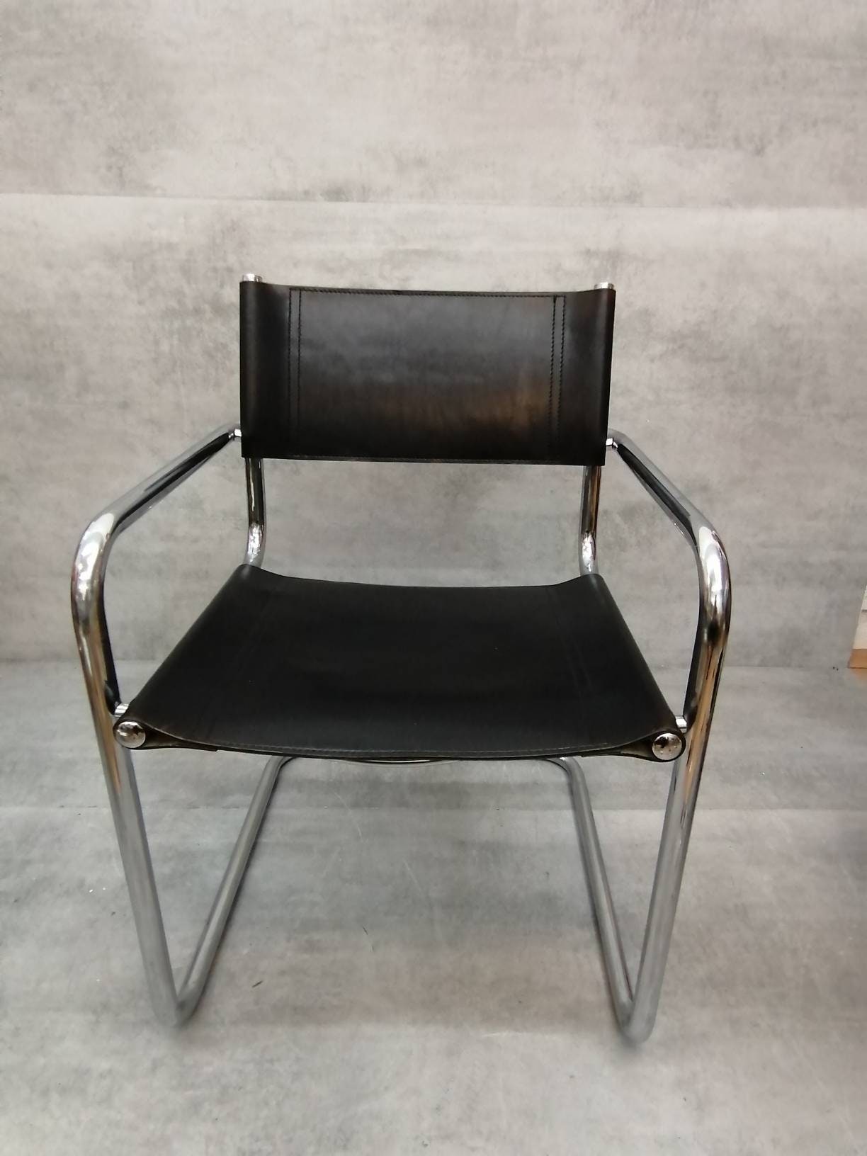 1 von 2 Vintage Model S34 black Saddle Leather Dining Chairs by Mart Stam & Marcel Breuer 1980s