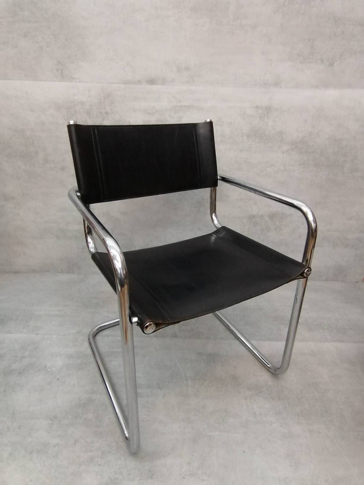 1 von 2 Vintage Model S34 black Saddle Leather Dining Chairs by Mart Stam & Marcel Breuer 1980s