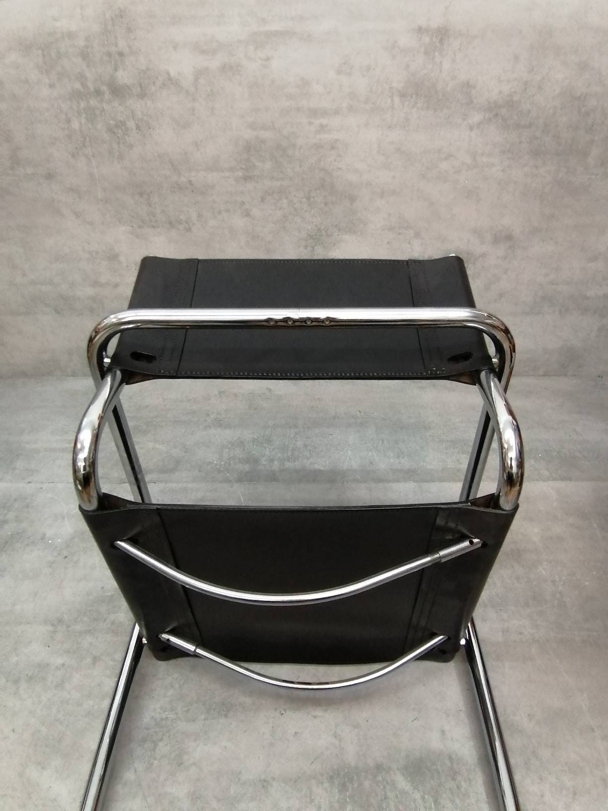 1 von 2 Vintage Model S34 black Saddle Leather Dining Chairs by Mart Stam & Marcel Breuer 1980s