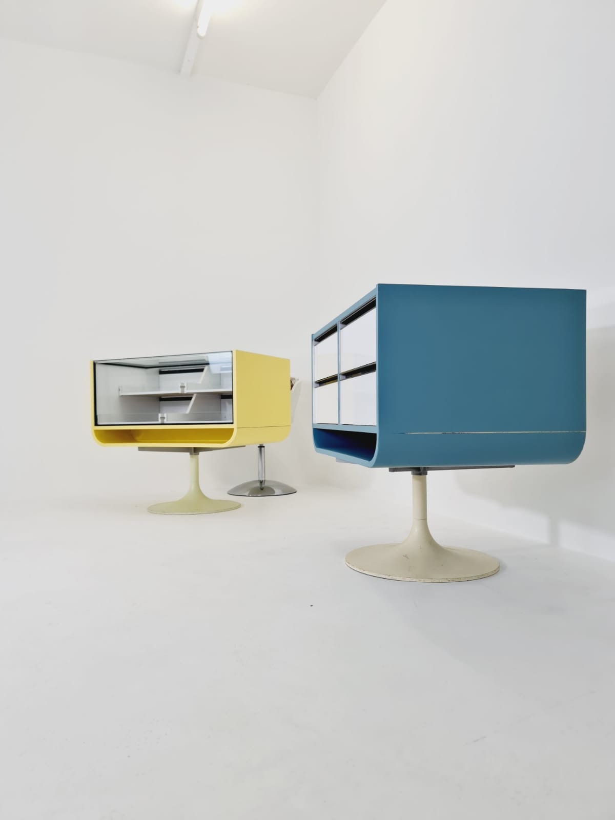 Space Age mid century Tulip show case drawers with glass front 1970s