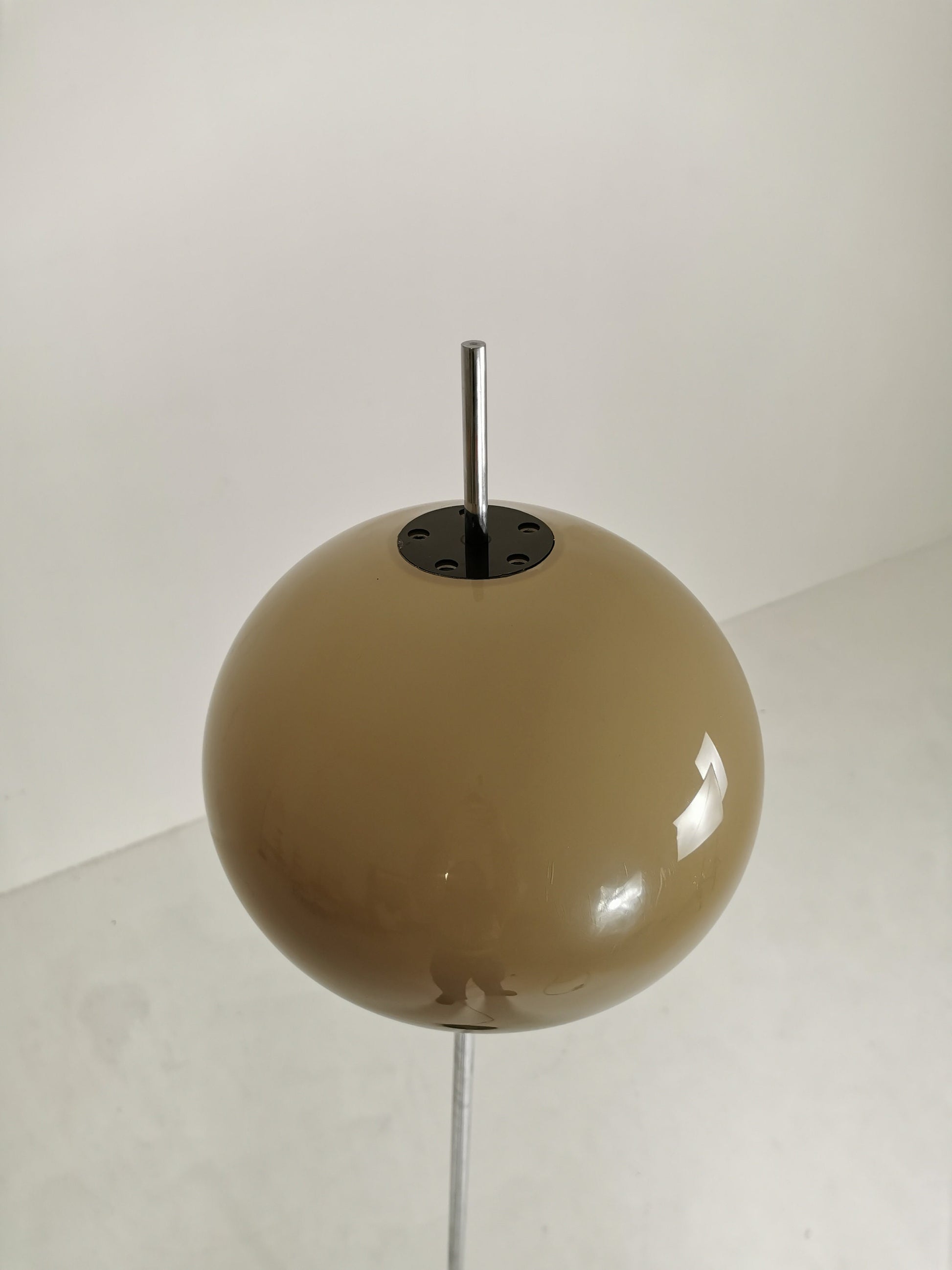 spaceage Iconic floor lamp from the 1960s designed by Gepo in chrome and creamy sand. Italy 1960s