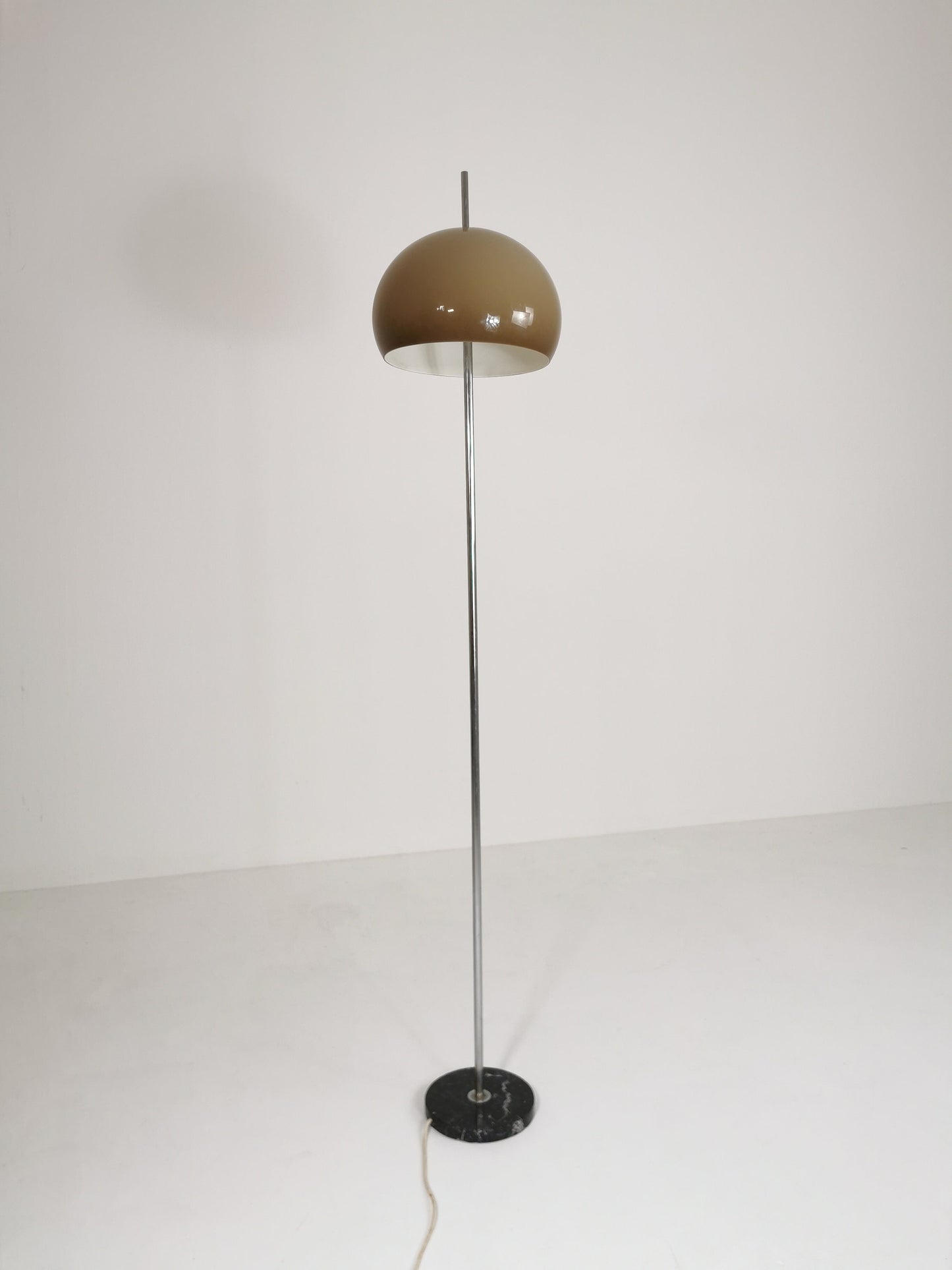 spaceage Iconic floor lamp from the 1960s designed by Gepo in chrome and creamy sand. Italy 1960s