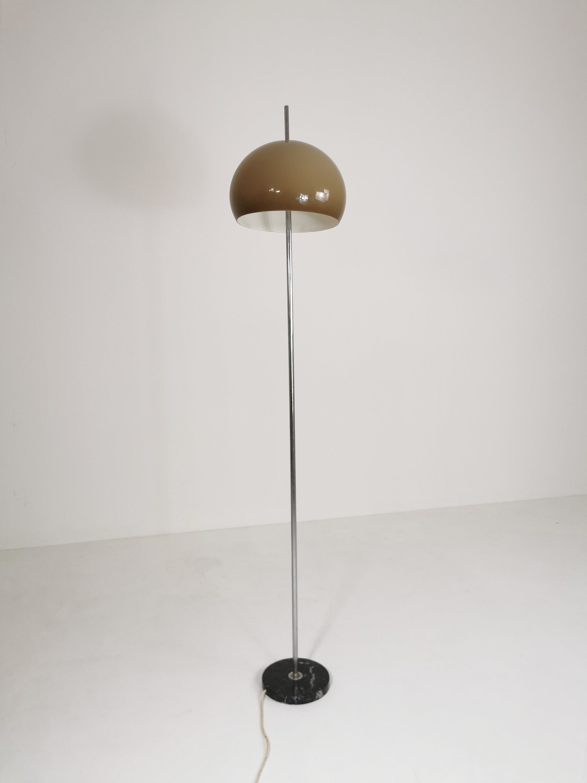 spaceage Iconic floor lamp from the 1960s designed by Gepo in chrome and creamy sand. Italy 1960s