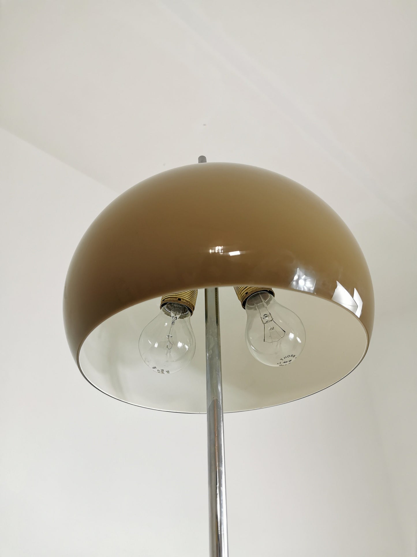 spaceage Iconic floor lamp from the 1960s designed by Gepo in chrome and creamy sand. Italy 1960s