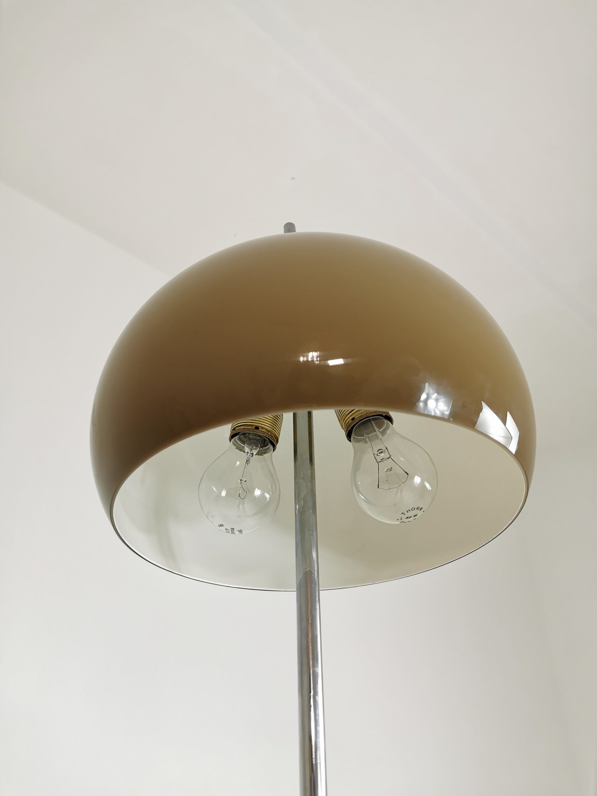 spaceage Iconic floor lamp from the 1960s designed by Gepo in chrome and creamy sand. Italy 1960s