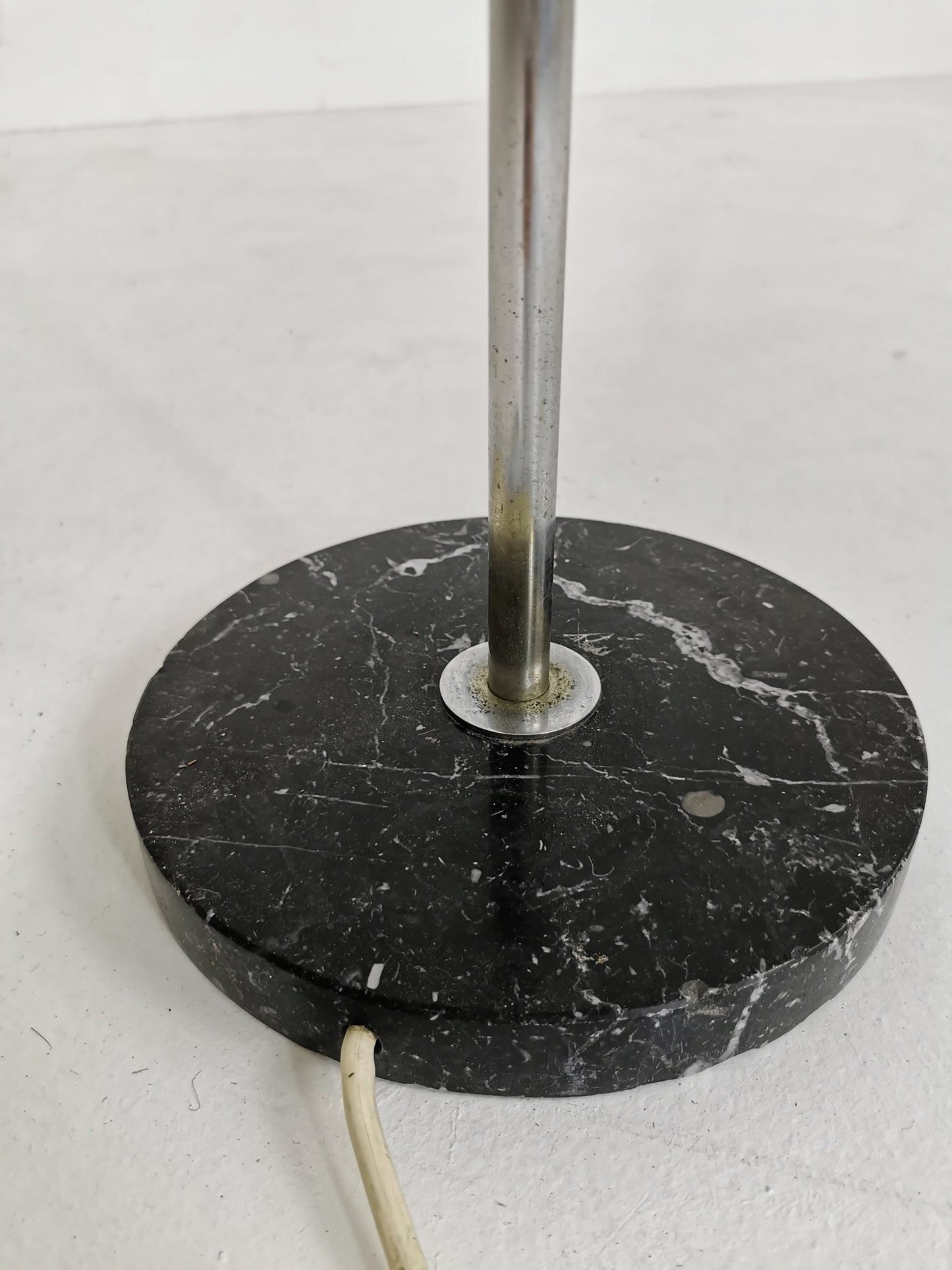 spaceage Iconic floor lamp from the 1960s designed by Gepo in chrome and creamy sand. Italy 1960s