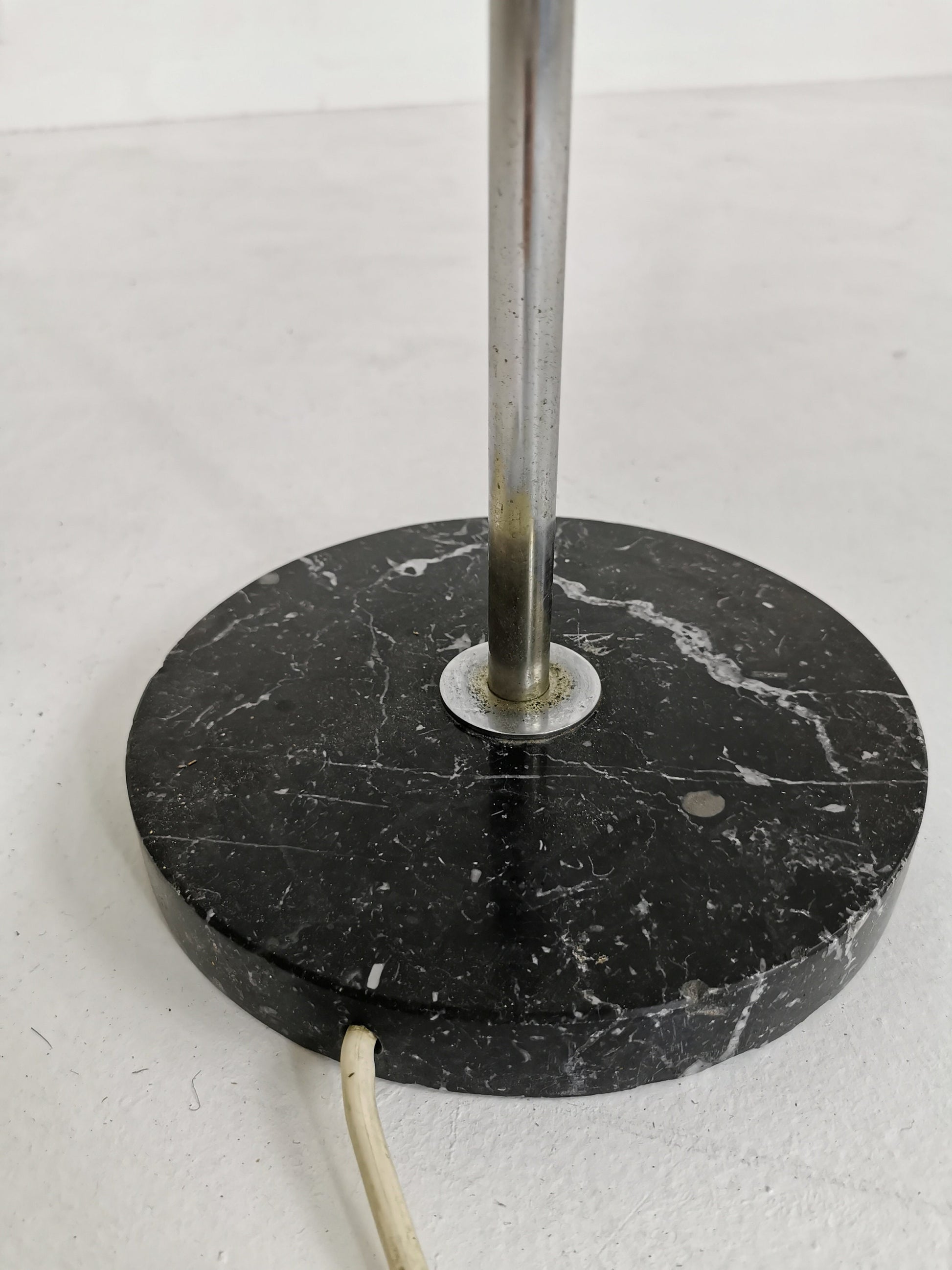 spaceage Iconic floor lamp from the 1960s designed by Gepo in chrome and creamy sand. Italy 1960s