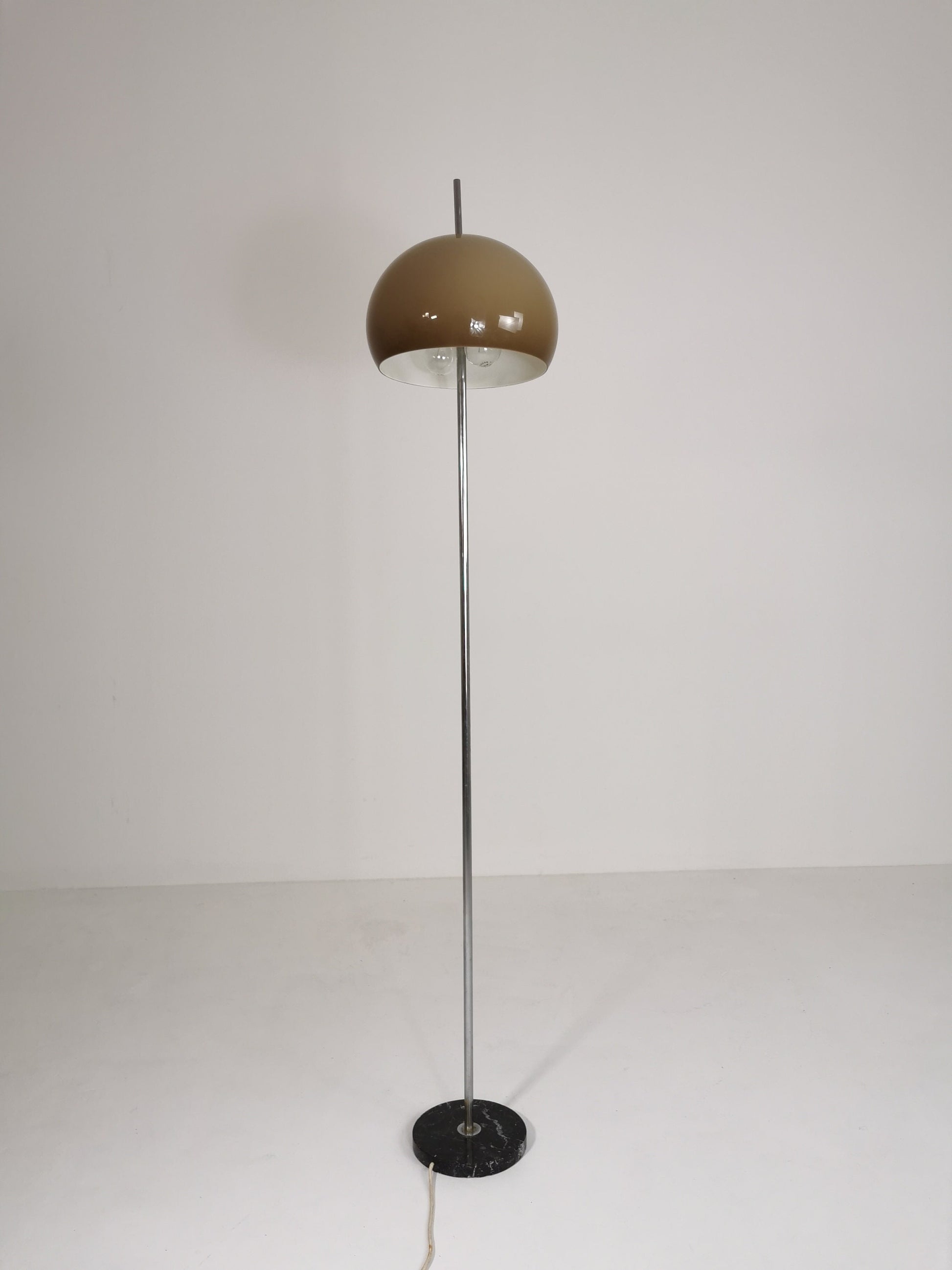 spaceage Iconic floor lamp from the 1960s designed by Gepo in chrome and creamy sand. Italy 1960s