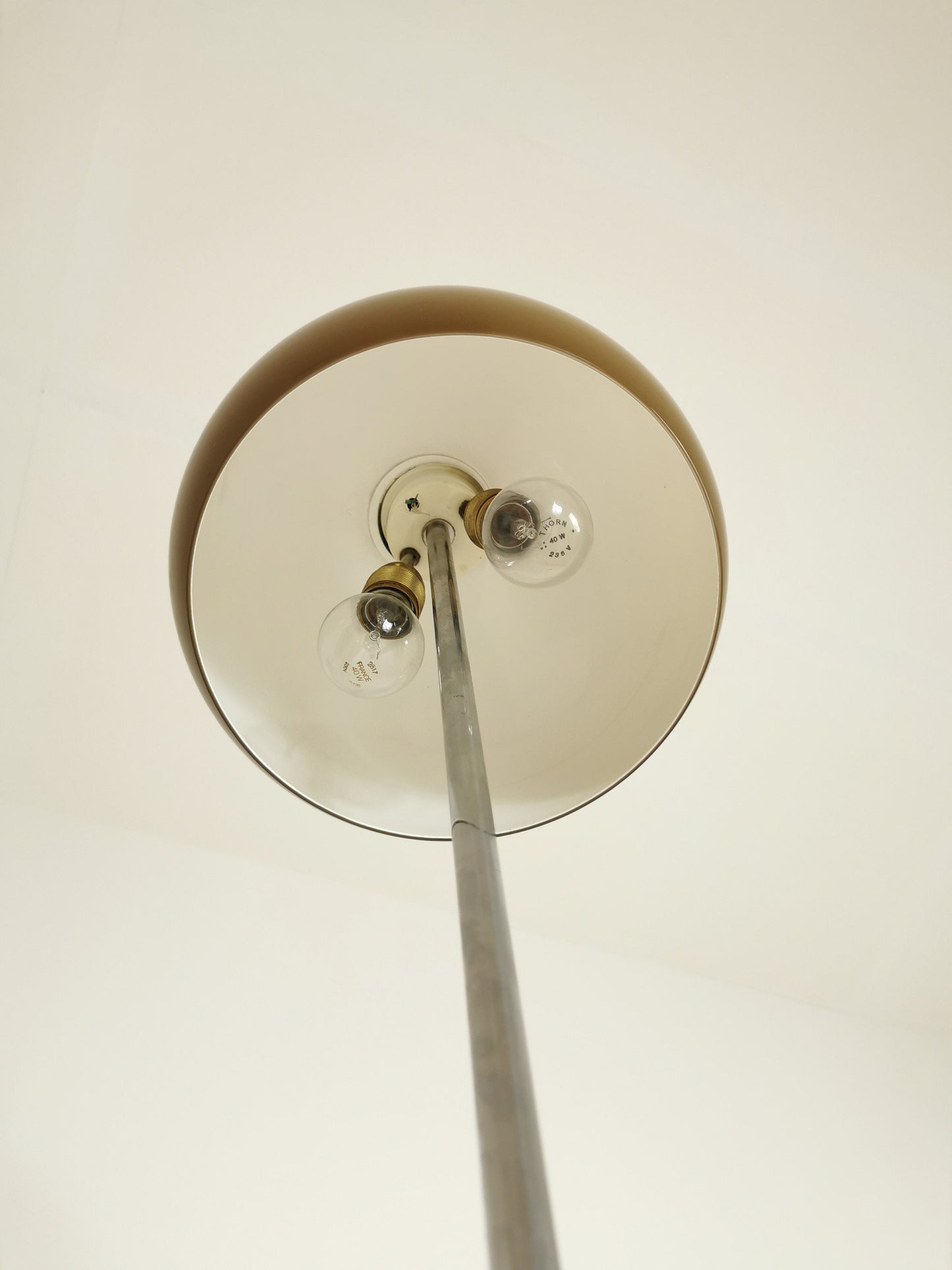 spaceage Iconic floor lamp from the 1960s designed by Gepo in chrome and creamy sand. Italy 1960s