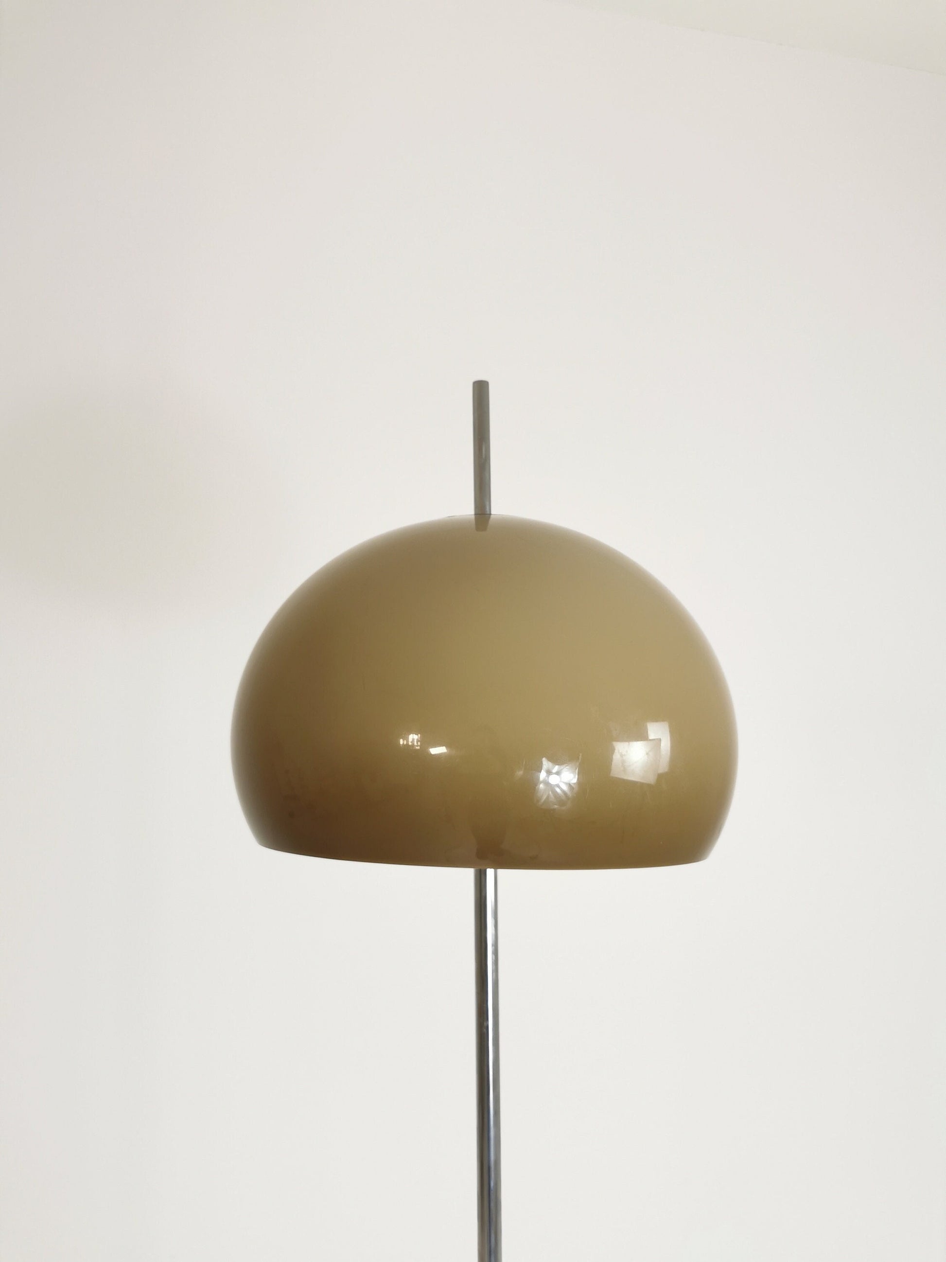 spaceage Iconic floor lamp from the 1960s designed by Gepo in chrome and creamy sand. Italy 1960s
