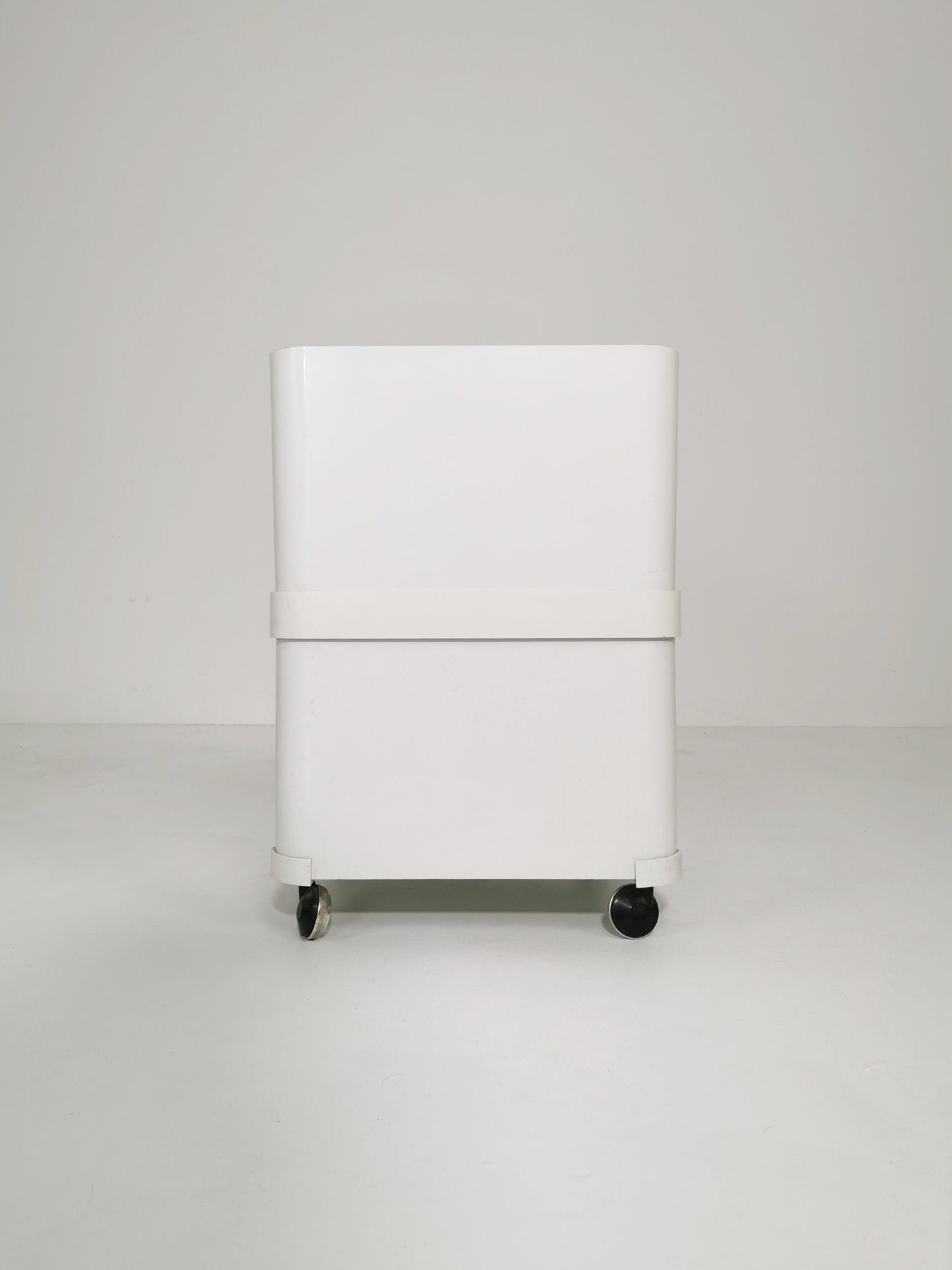 Spsceage side table or mini bar Trolly by flair for prisunic. Molded plastic 1980s